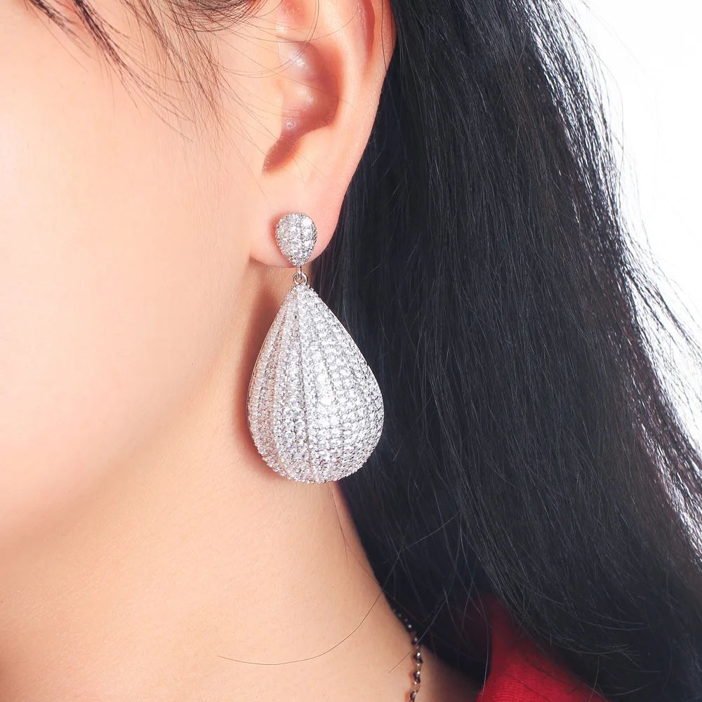 CWWZircons Glänzende, vollständig mit Zirkonia besetzte, weißgoldfarbene, lange, hängende, große Wassertropfen-Ohrringe für Bräute, Hochzeiten und Festlichkeiten, Großhandel E0990 – Detail 2