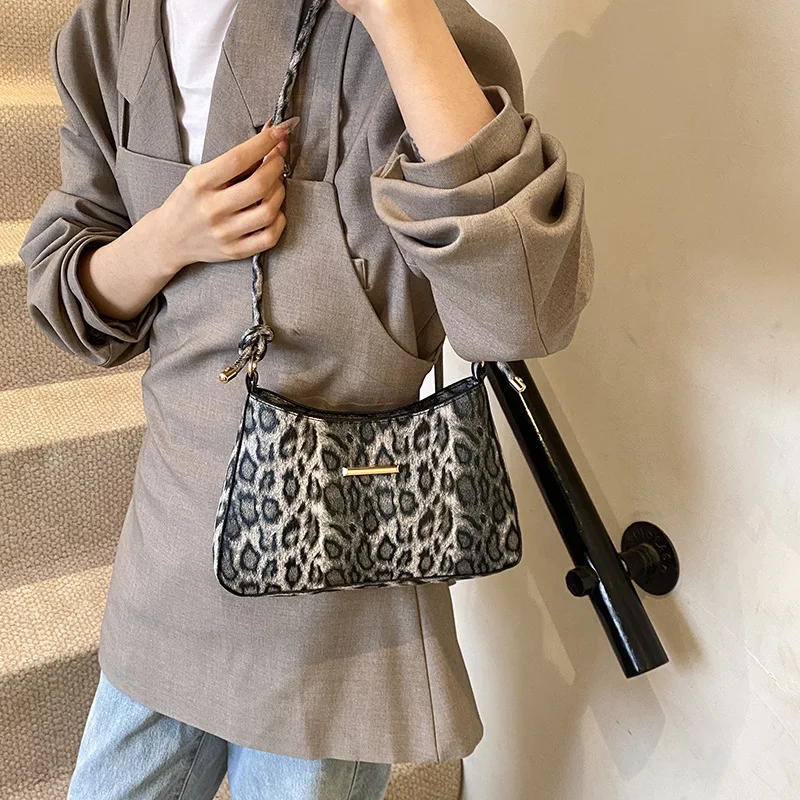 Autumn and Winter Trend Fashion Leopard Print Sexual Contrasting Color Temperament Single Shoulder Handheld Underarm Bag Women