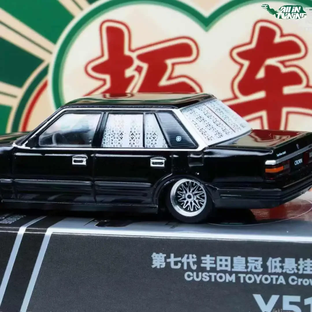 XCARTOYS1:64 7th generation Toyota Crown Low Suspension Special edition alloy compression shaft miniature model,adult decoration