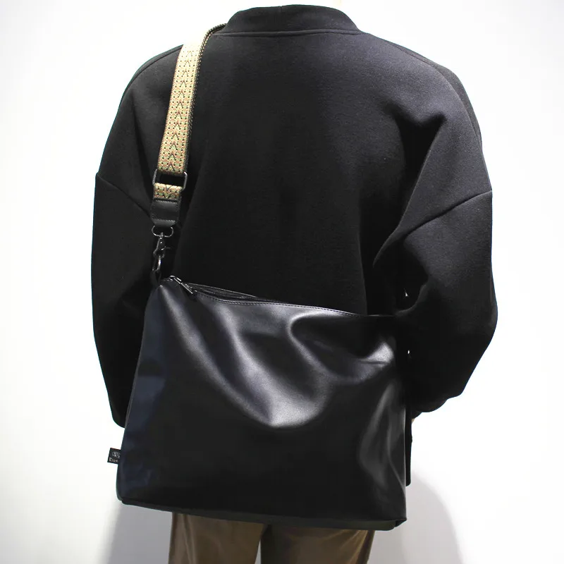 

Trendy Large Capaci Crossbody Fitn Bag Soft Leather Single oulder Travel Bag for Men Street Sle Motorcycle Element