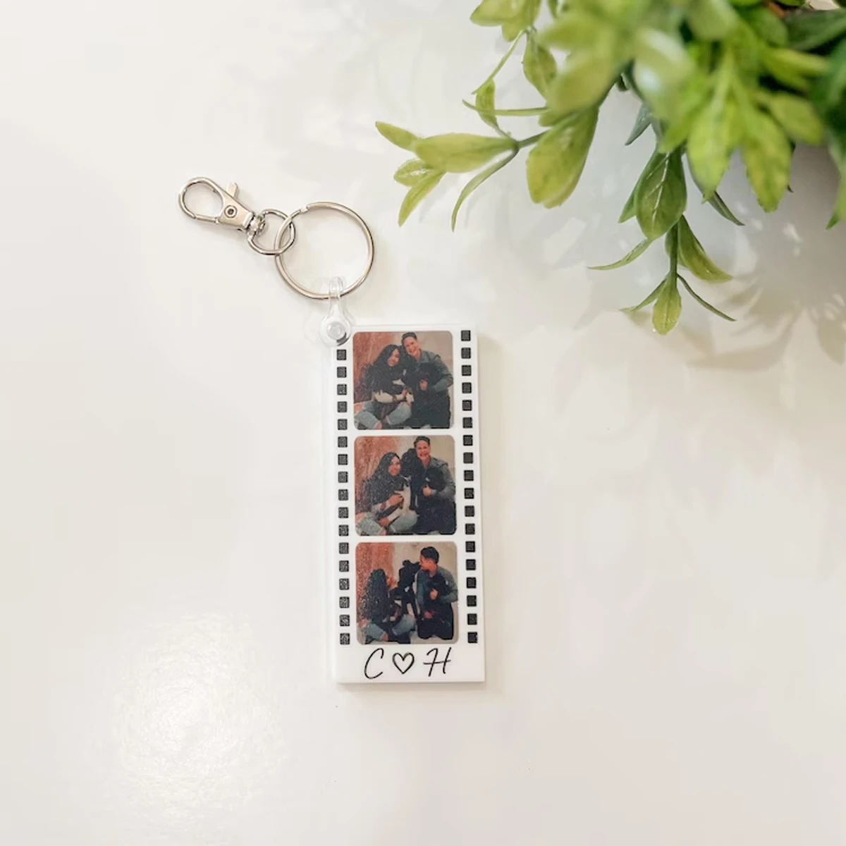 Personalisierter Schlüsselanhänger mit Foto-Streifen | Valentinstagsgeschenk für Ihn | Valentinstagsgeschenk für Sie | Geschenke für Paare | Geschenk für den Freund | Geschenk für die Freundin – Detail 3