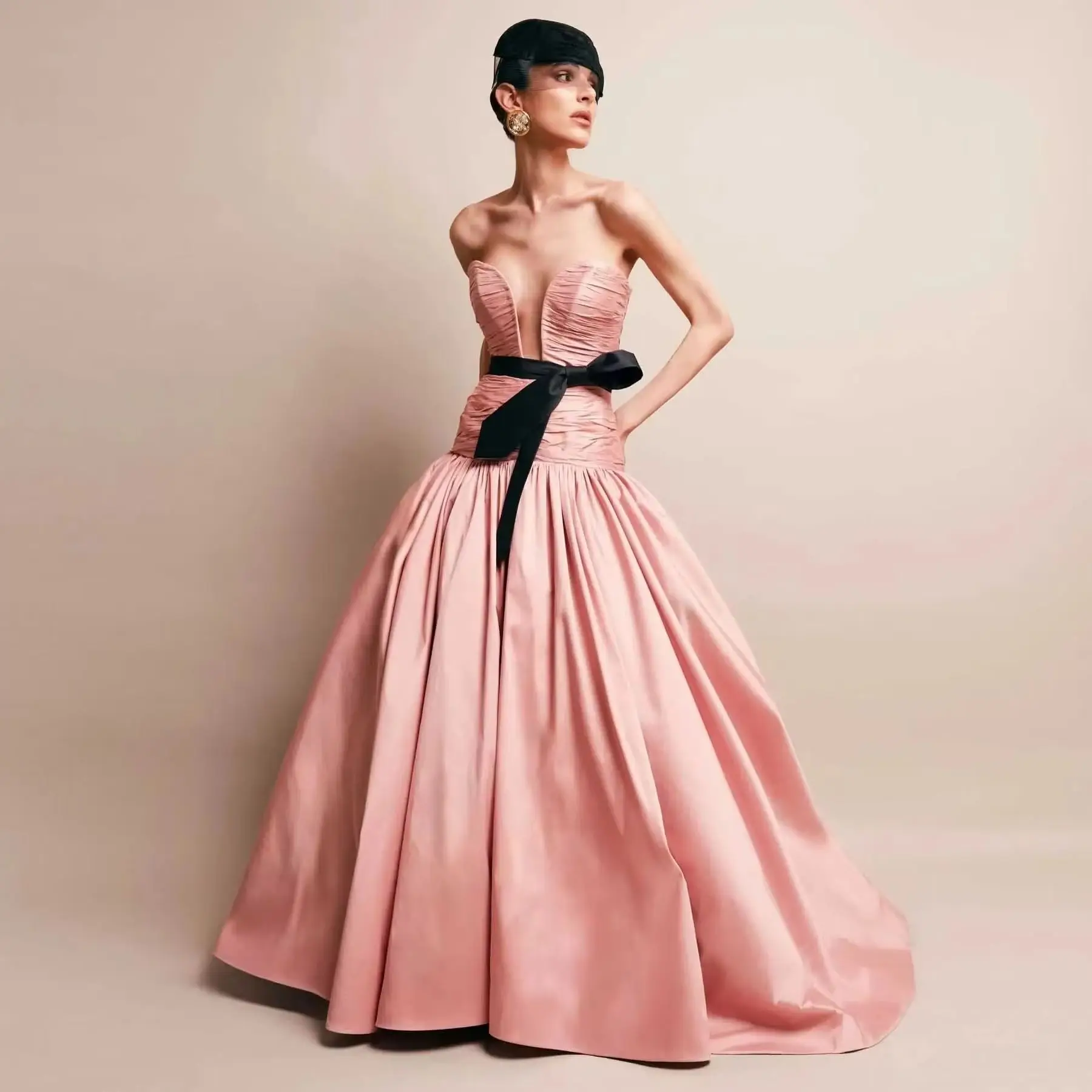 Vestido de Noche Largo Rosa Pálido Elegante Personalizado con Escote en V Profundo, Sin Tirantes, para Fiesta de Graduación, Vestido Formal con Cinturón Negro para Eventos