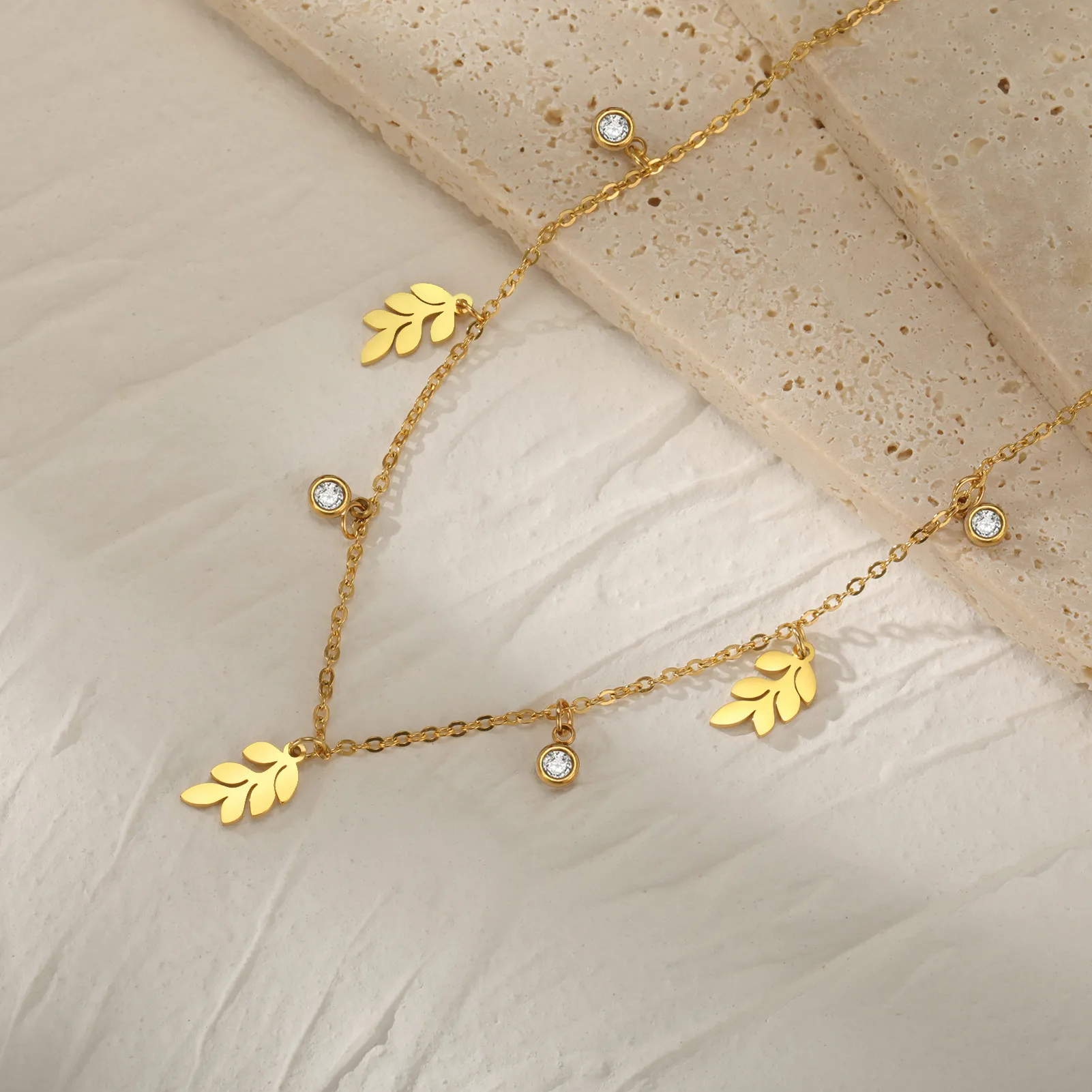 Blätter-Anhänger mit klarem Zirkon und Quaste, Halskette für Damen und Mädchen, Edelstahl, goldfarbene Kette, Choker, Modeschmuck, Geburtstagsgeschenk