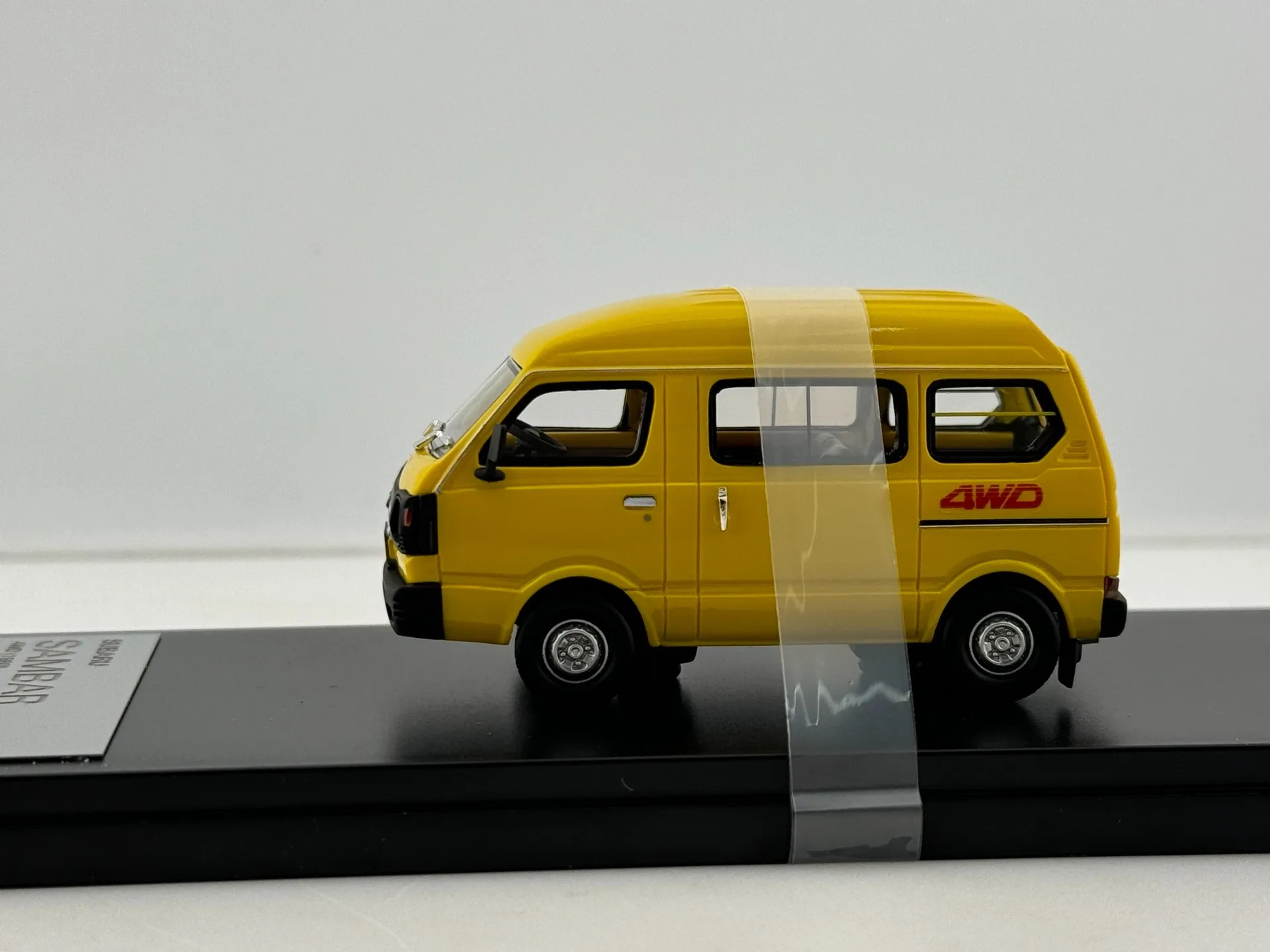 نموذج سيارة سوبارو 1980 سامبار من الراتنج بمقياس 1/43