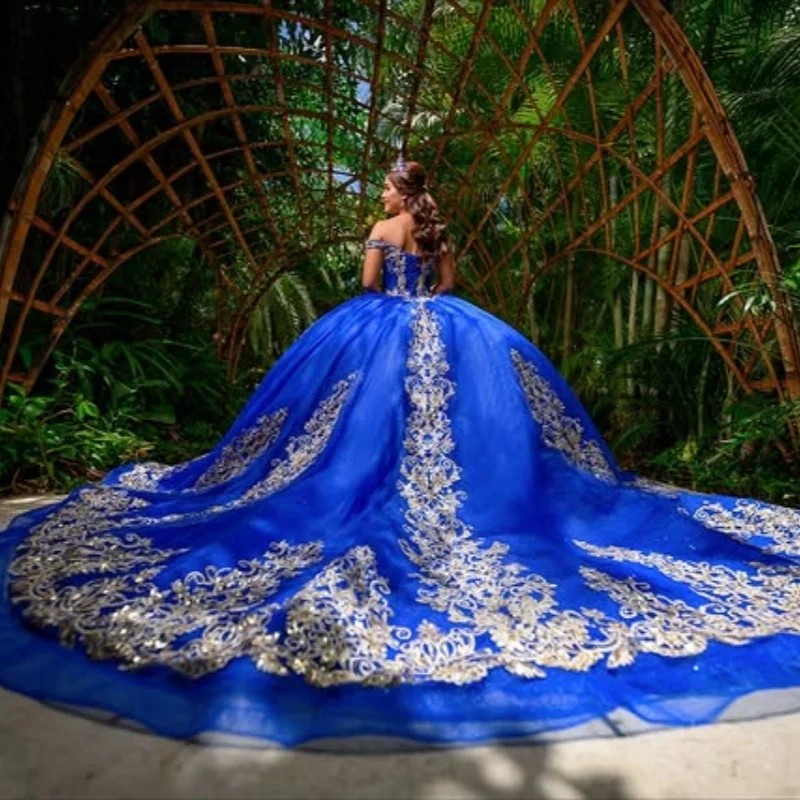 Vestido quinceanera azul real, ombro de fora, glitter dourado, decalque, camadas, cauda longa, vestidos de 15 quinceanera ﻿ Personalizar