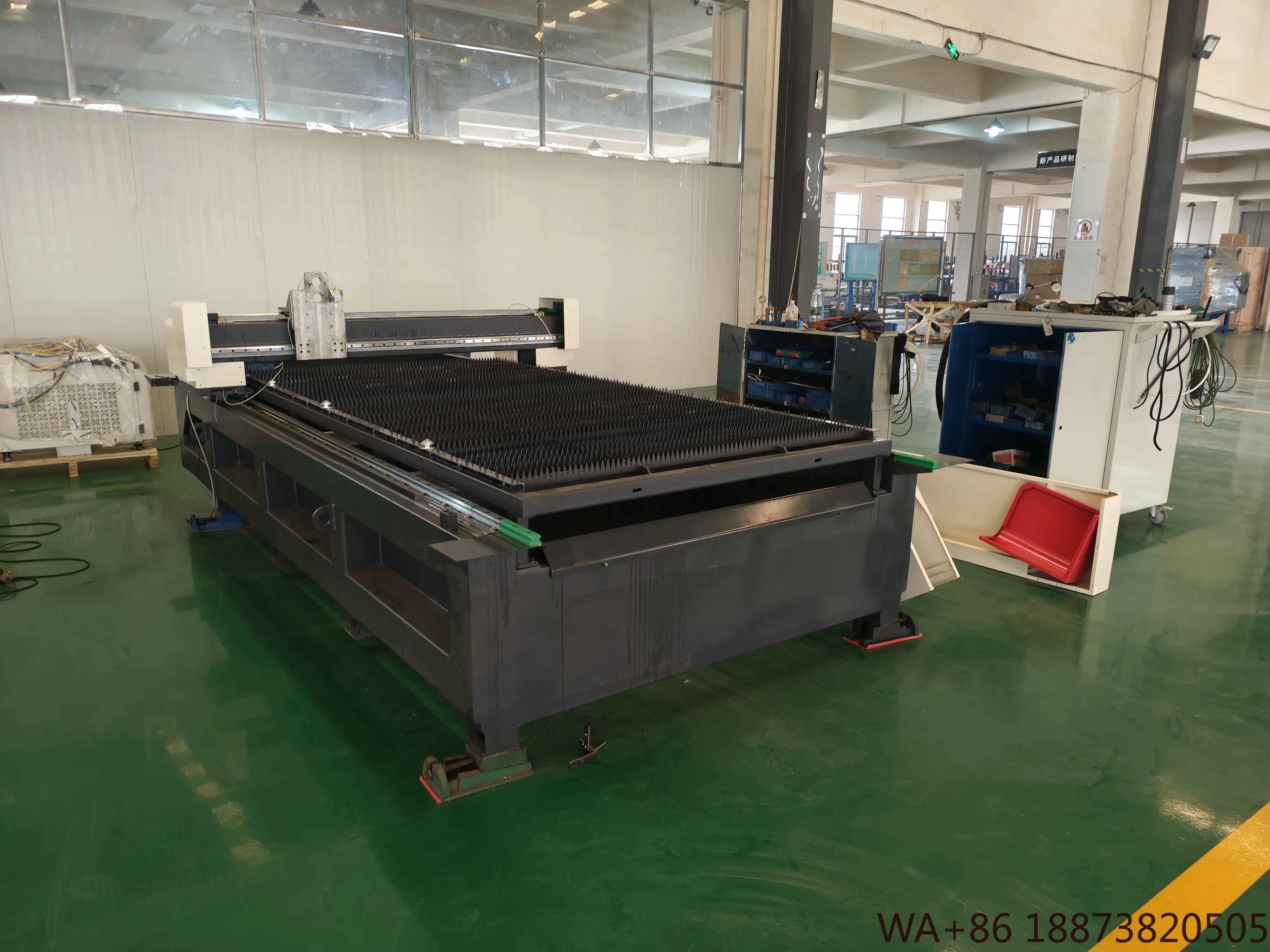 آلة قطع الصفائح المفتوحة بطاولة واحدة DMK 3000 وات مع مصدر Raycus لـ