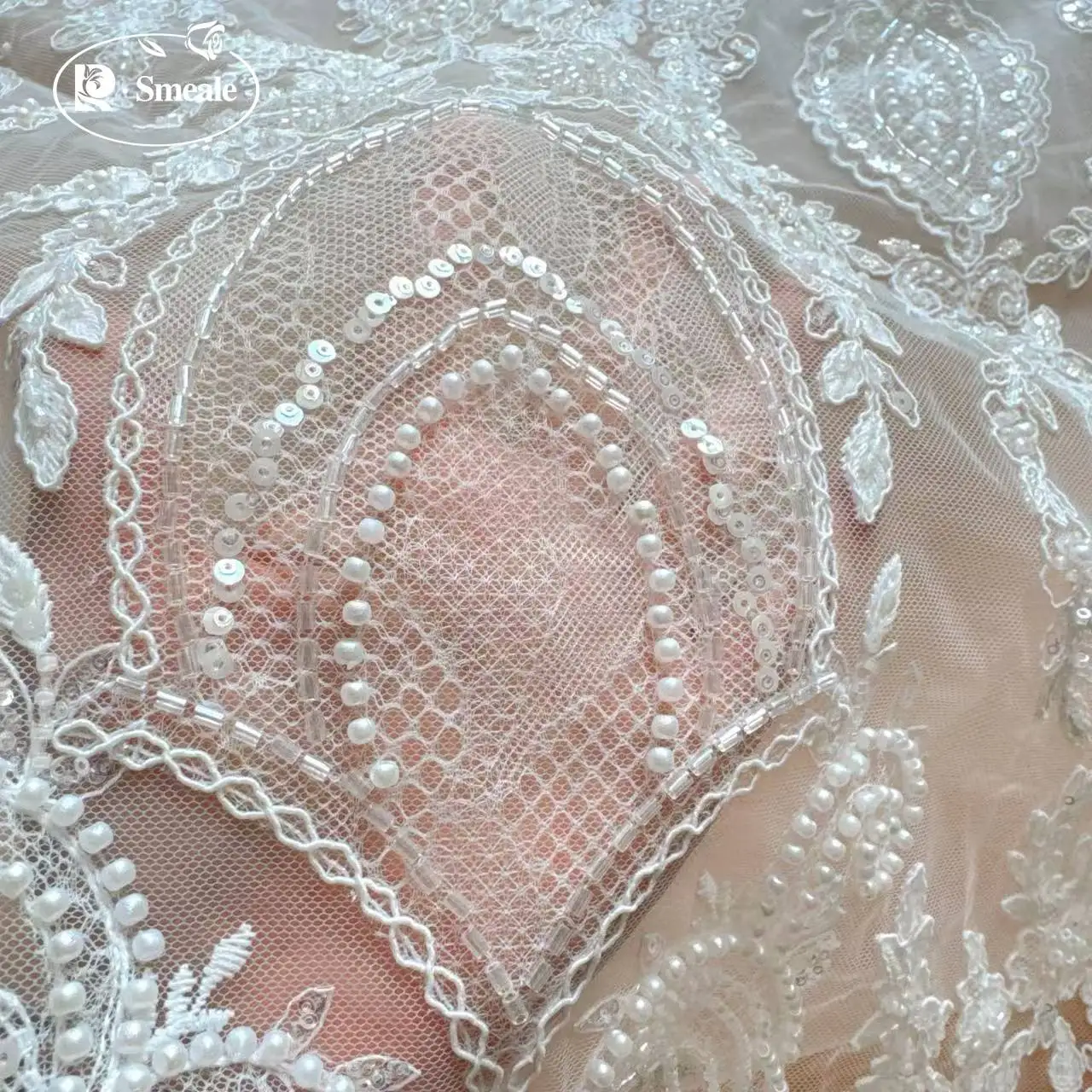 Europäischer Luxus-Stil Hochzeitskleid mit Seil-Stickerei, Perlen und Pailletten, Fortschrittliche Maßanfertigung, 3D Brautspitzenstoff – Detail 2