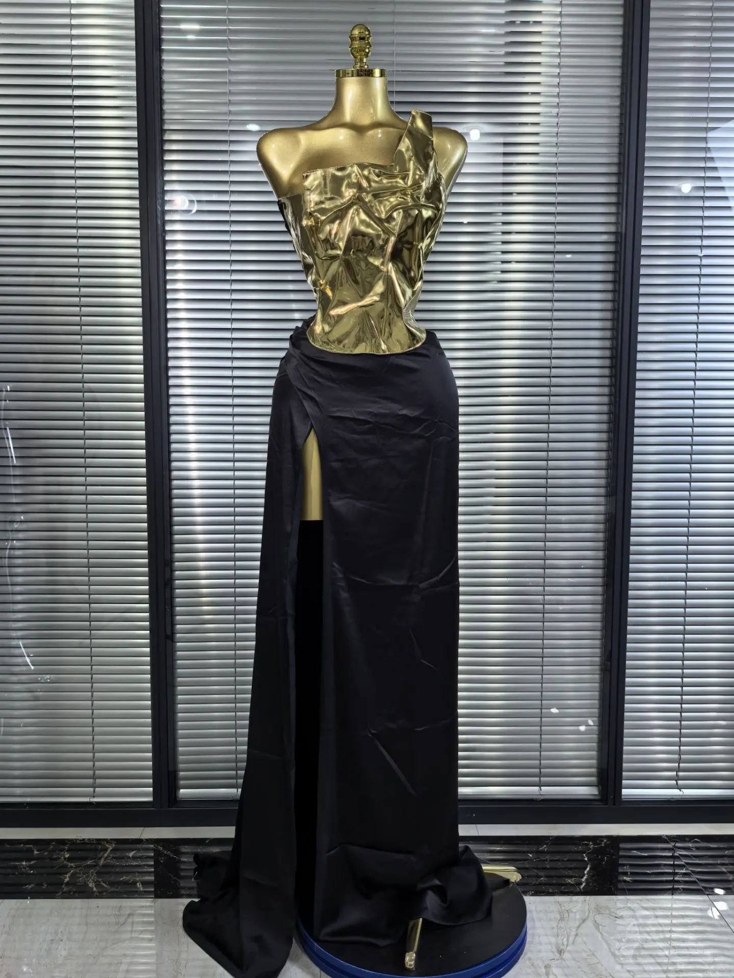 Opulente Ankunft Gold Farbe Sexy Lace-up Tops 2-teiliges Set Langes Kleid Frauen Feiern Abend Party Promi Elegantes Kleid