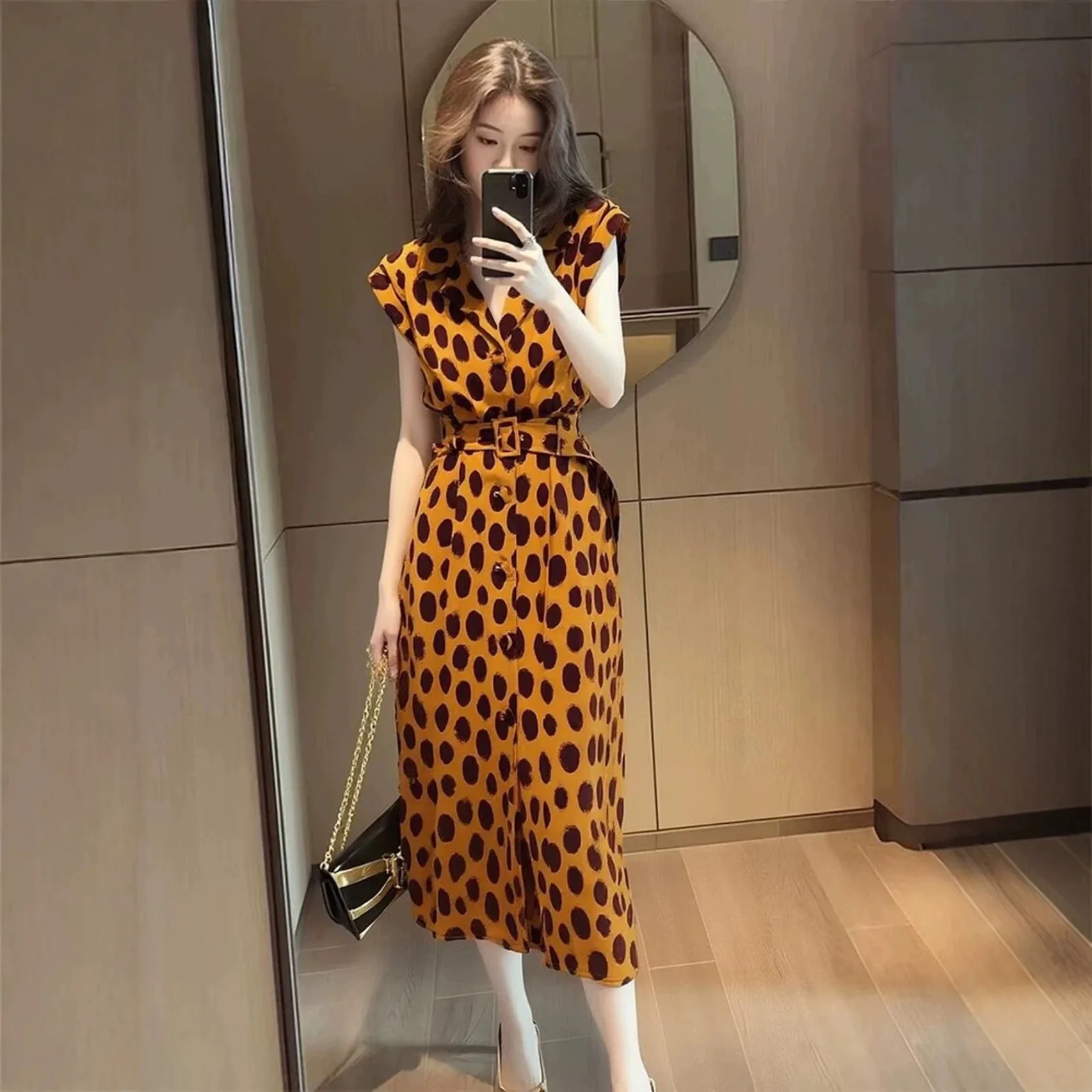 elegante-abito-a-pois-ideale-per-l’estate-con-cintura-in-vita-un-classico-intramontabile-un-capo-di-alta-moda-un-abito-lungo-di-lusso-che-trasmette-un-senso-di-eleganza