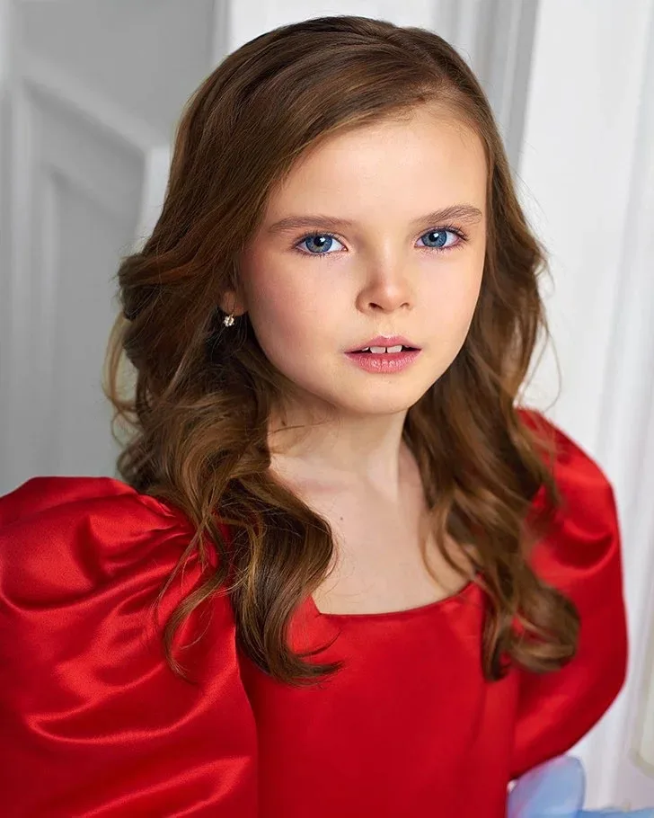 فساتين فتاة الزهور الحمراء المخصصة لحفلات الزفاف بياقة مربعة من الساتان ثلاثية الأبعاد للأطفال على شكل زهور لالتقاط الصور وحفلات أعياد الميلاد المسائية