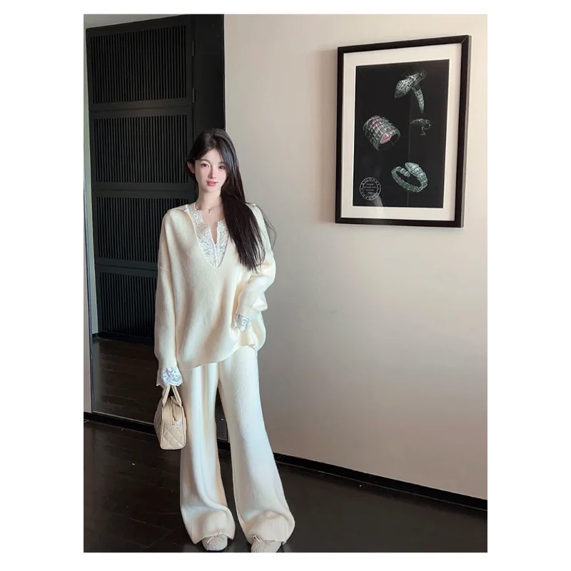 ชุดแฟชั่นเสื้อสเวตเตอร์คอวีสีขาวสำหรับผู้หญิง ฤดูใบไม้ร่วง ฤดูหนาว สไตล์เกาหลีใหม่ ทรงหลวม เนื้อผ้านุ่ม สบาย กางเกงขายาวทรงกว้าง ชุดสองชิ้นสุดอินเทรนด์