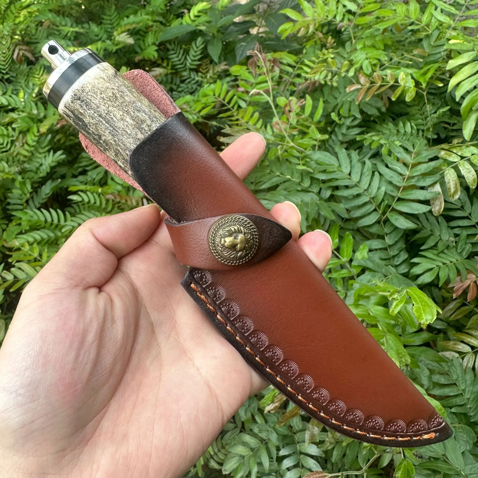 Outdoor Damascus VG10 Hammer Pattern Mirror Light Blade Deer Horn Handle Leather Knife Cover