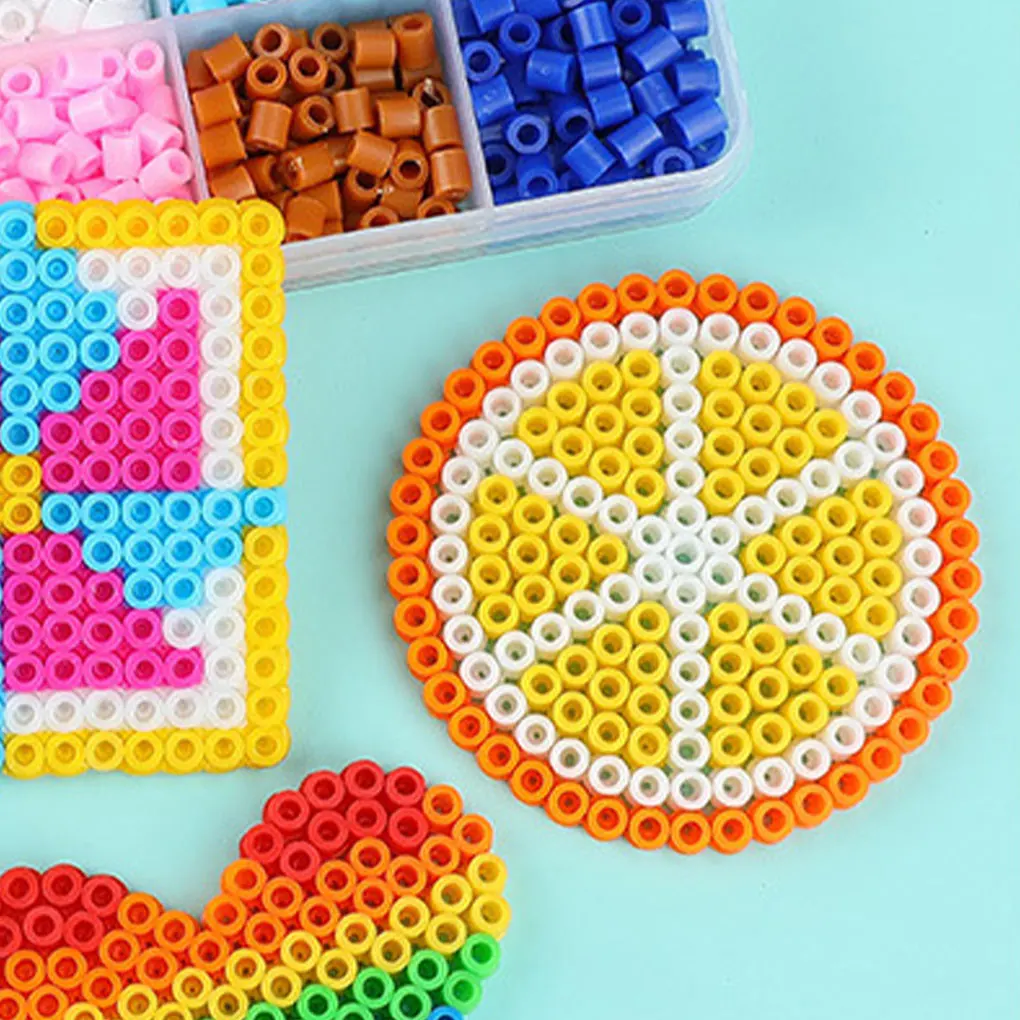 Ręcznie robiony zestaw zabawek z koralików Hama w jaskrawych kolorach dla dzieci, do samodzielnego wykonania i przyjazny dla środowiska. Kolory to 24 kolory.