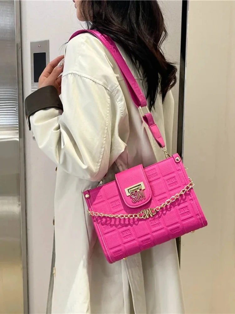 

2025 Plaid Tote Bag Niche Letter Print Shoulder Purse for Women, Fashion Chain Crossbody Tote, Chic Versatile Sling Bag​