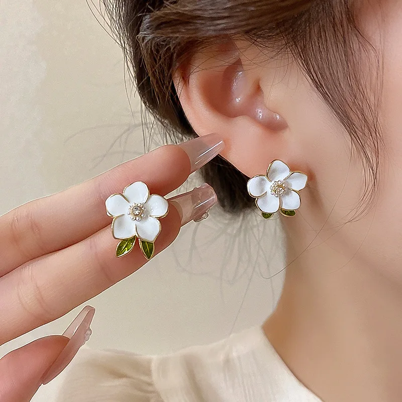 Trendy Cute White Flower Stud Earrings for Women Girls Enamel Oil Camellia Green Leaf Crystal Imitation Pearl Earrings Jewelry