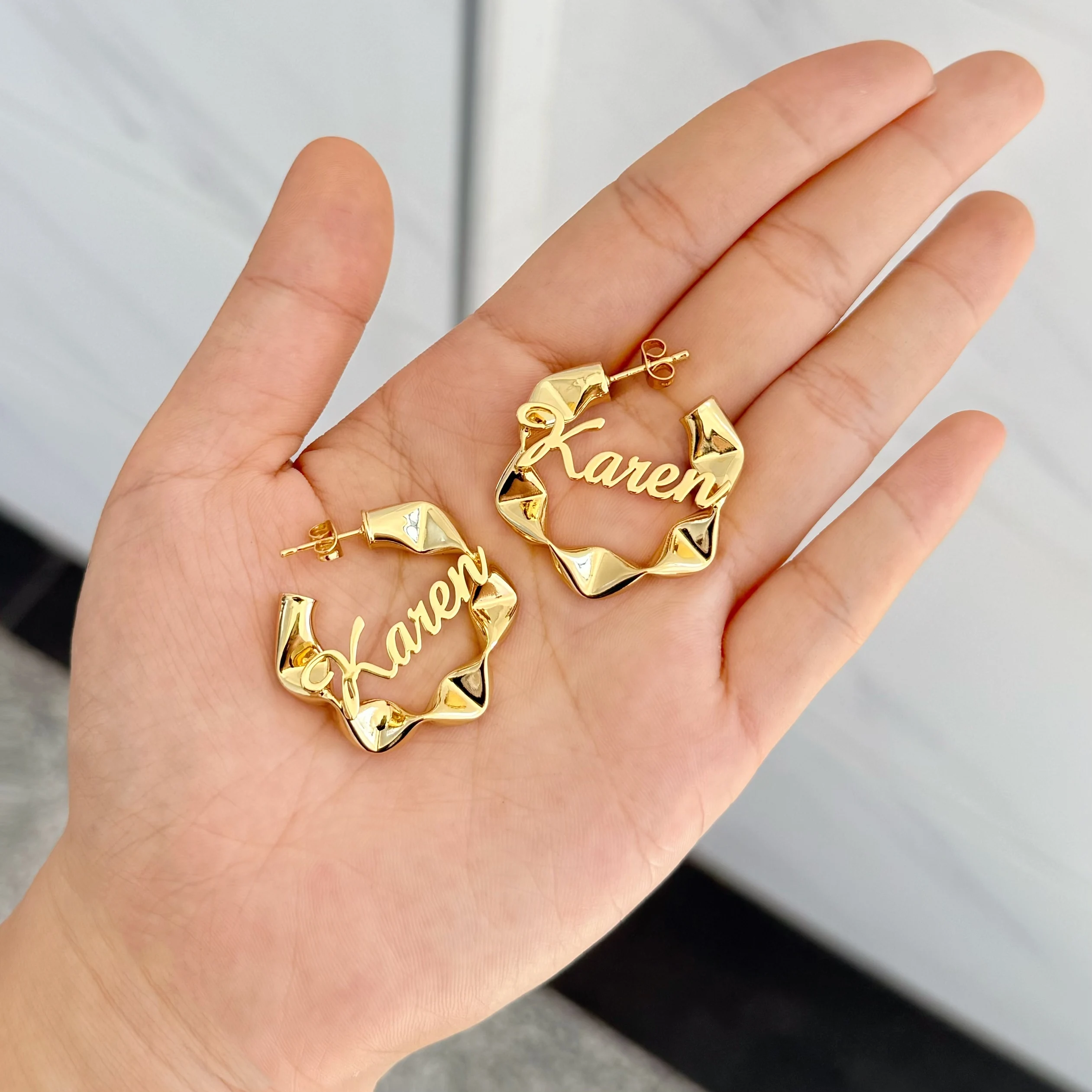 أقراط دائرية مخصصة باسم ذهبي - تصميم مخصص باسم "كارين"، شكل هندسي فريد، مجوهرات بيان للنساء #4
