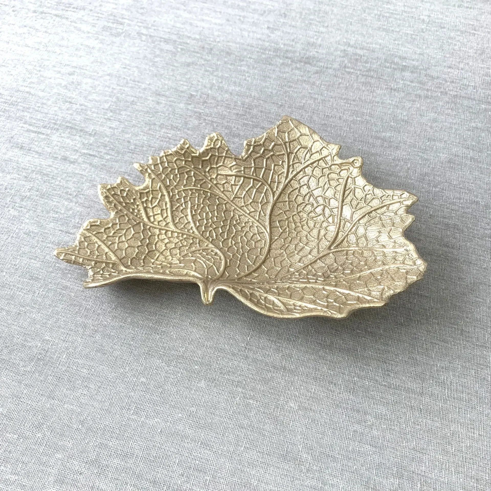 Designer light luxury creative brushed all-copper fruit plate, soft villa hotel model room restaurant leaf fruit plate