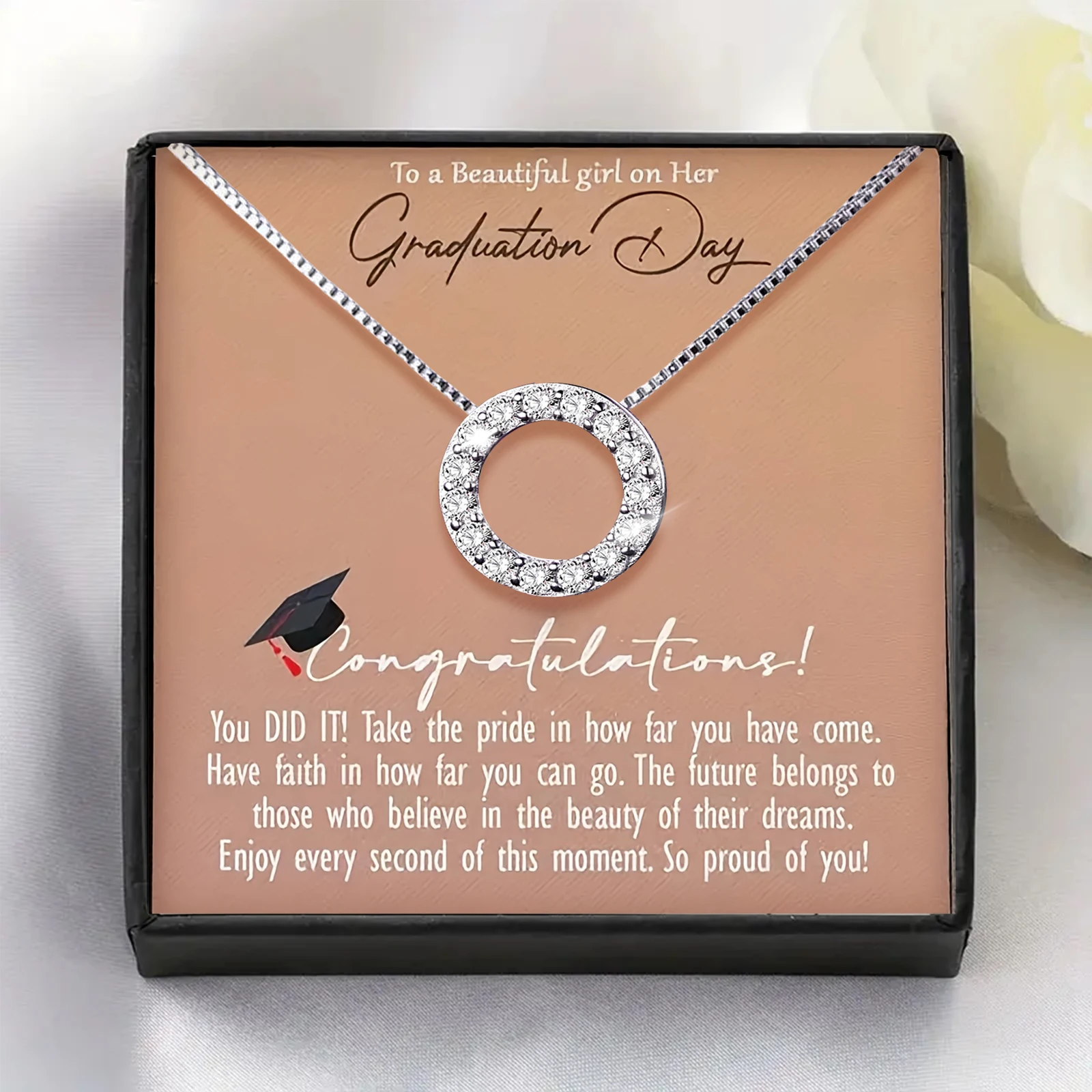 Fashionable and Dazzling Circular Pendant Necklace, Exquisite Graduation Day Gift, Suitable for Daily Wear and Clothing Matching