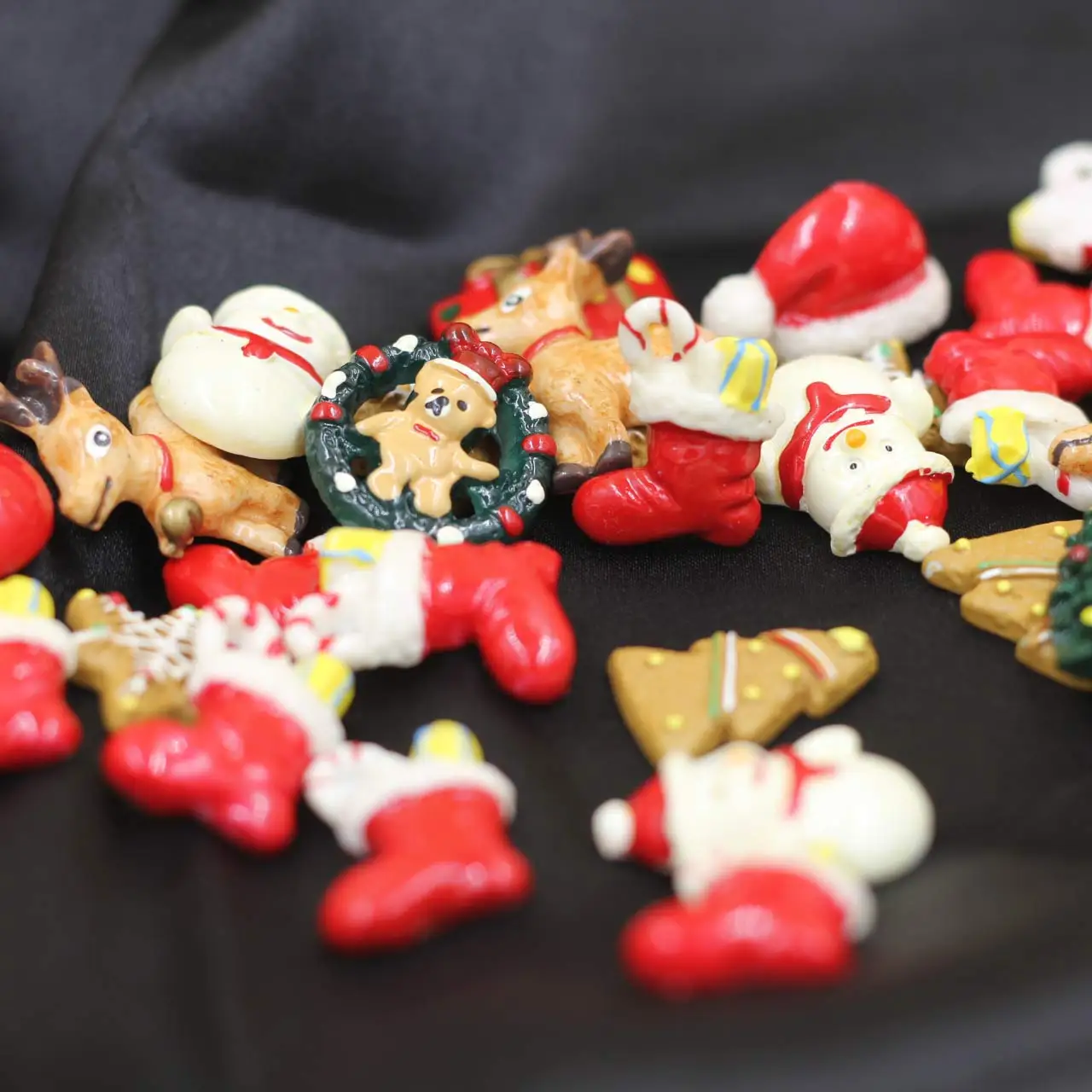 100PCS Mix Random Multi-shape Christmas Theme Flatback Resin Charm Cameos 15-30mm DIY Handicrafts Decoration Jewelry Accessories