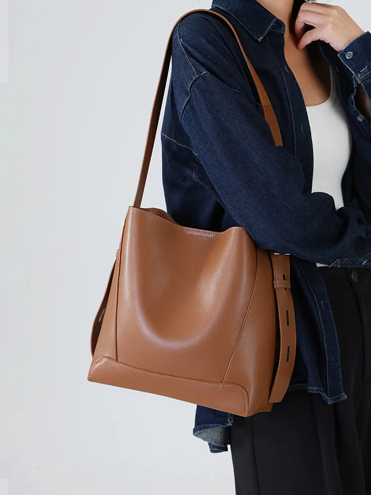 

Single shoulder bag female fashion big capacity bucket bag 2024 new crossbody bag female senior sense cowhide underarm bag