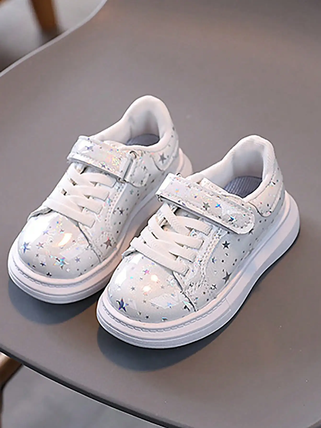 Paire de petites étoiles, chaussures de sport coordonnantes en cuir brillant à la mode, baskets pour filles, chaussures décontractées légères pour garçons, adaptées aux uniformes du campus de la rentrée scolaire sports de fête d'intérieur et d'extérieur, jeu et voyage, quatre saisons