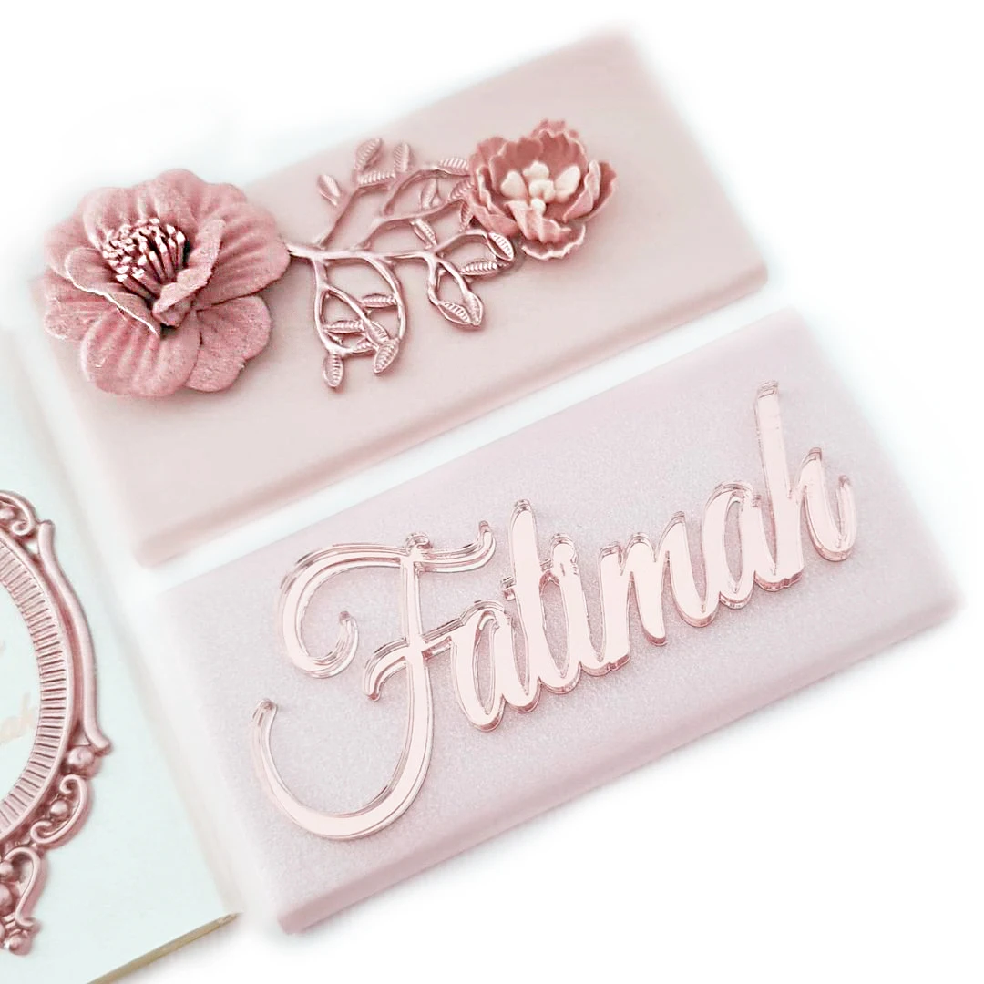 12 sztuk spersonalizowanych laserowo wycinanych imion gościnnich Niestandardowe kartki miejsc weselnych Ustawienia nazw nazwiska Tagi Party Decor Chocolate Baptism Box