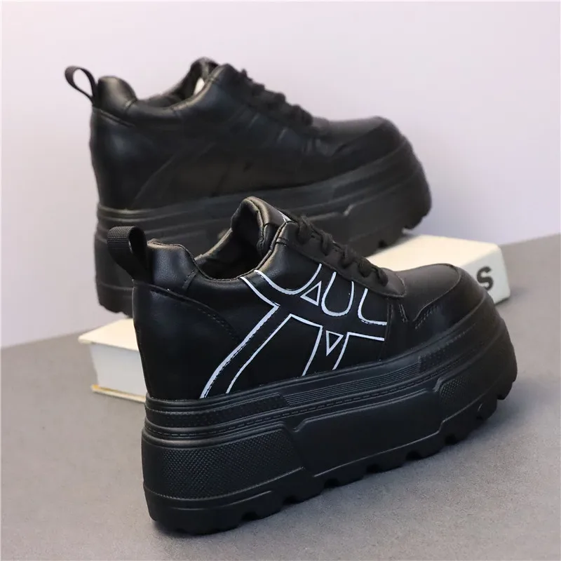 حذاء رياضي أبيض بكعب مخفي بنعل سميك 12 سم للنساء - حذاء رياضي مريح بمقدمة مستديرة، حذاء نسائي صغير للخريف/الشتاء