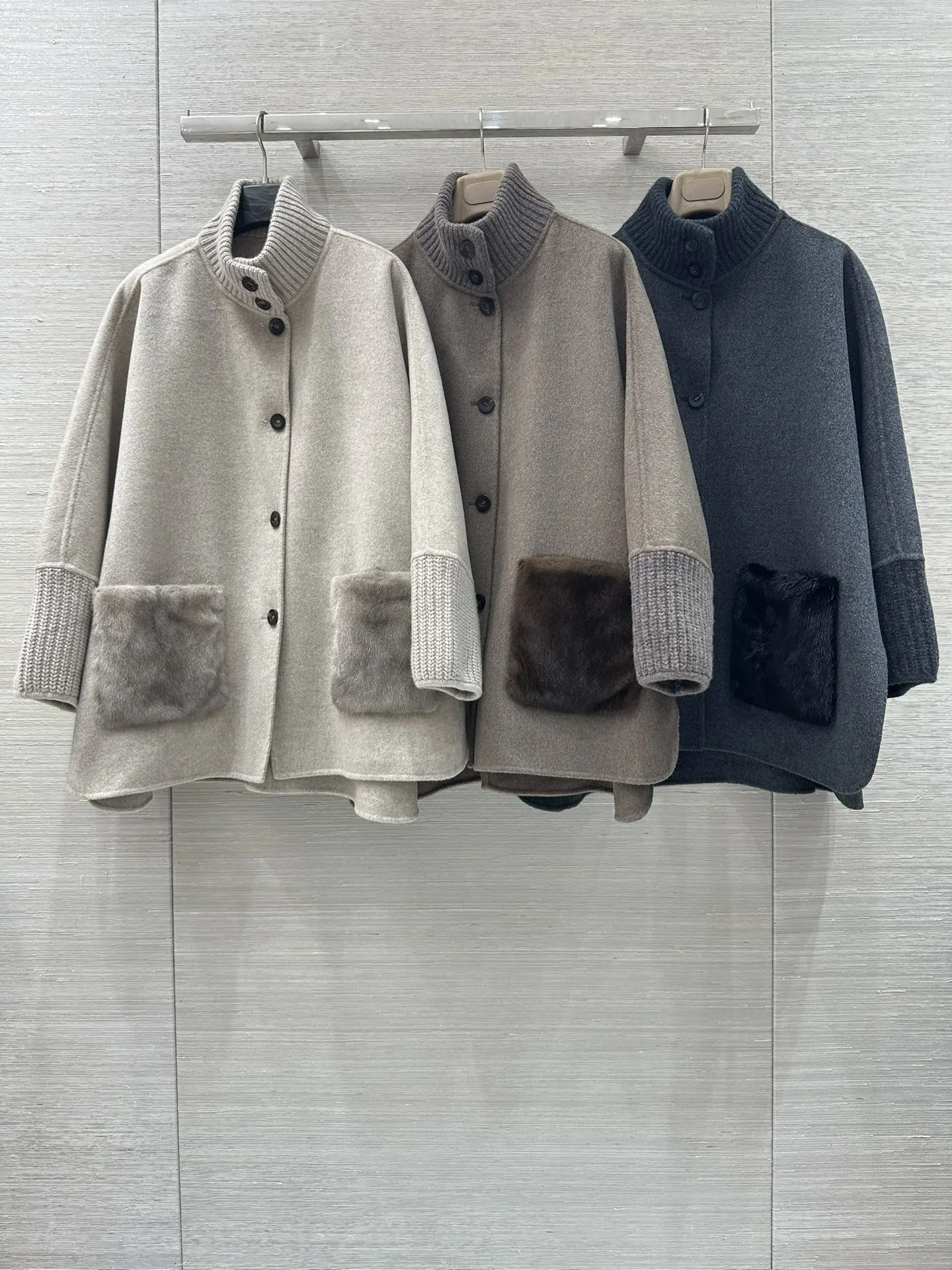 

Женское пальто из 90% шерсти и 10% кашемира с карманами из меха норки, однобортное, с воротником-стойкой, длинными рукавами, свободного кроя, теплое, осенне-зимнее