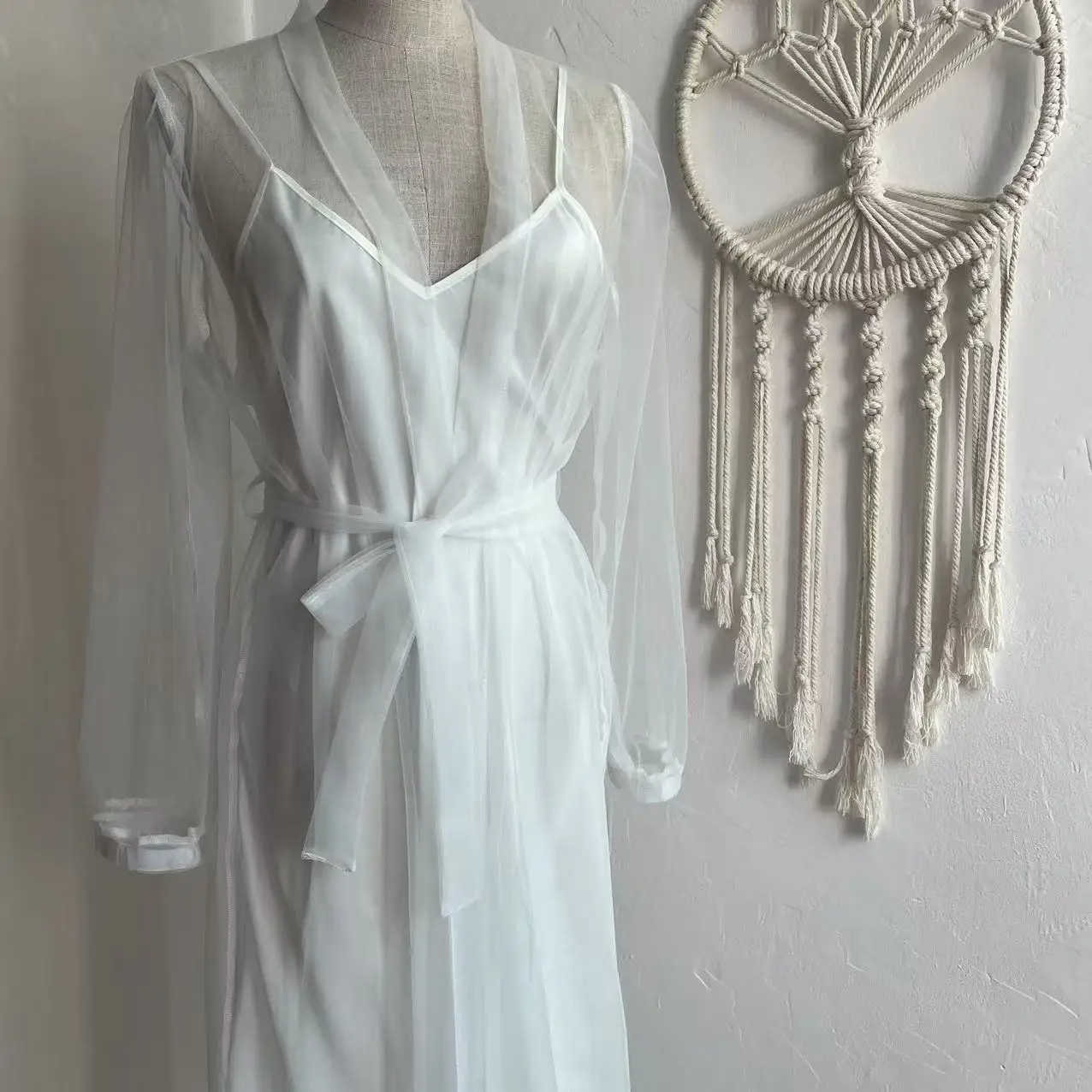 シルクサテン私室ローブブライダルドレッシングガウンローブワイドスリーブ花嫁ローブ足首ロングメッシュガウンホワイトローブブライドメイドギフト