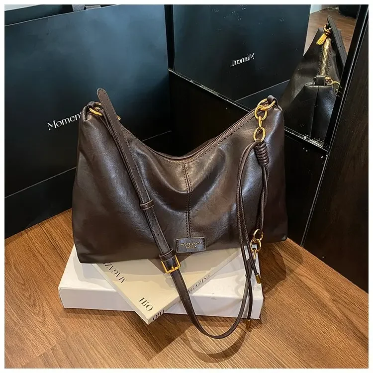 

2026 Solid Color Retro Portable Small Square Bag Women's Bag Autumn New Simple Light Luxury Shoulder Bag Versatile Messenger Bag