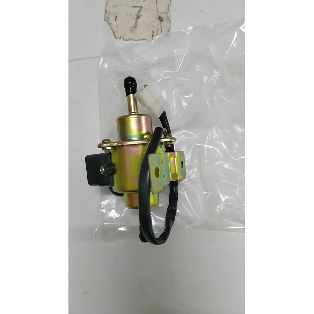 12V oil pump 12585-52030 is suitable for Kubota Mountain engine B6000 G3200 G4200 G5200 G6200 model