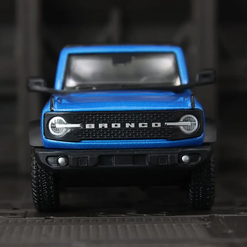 Model Ford Mustang ze stopu, skala 1:36, z otwieranymi drzwiami, pojazd terenowy Jeep, odpowiedni do kolekcjonowania.