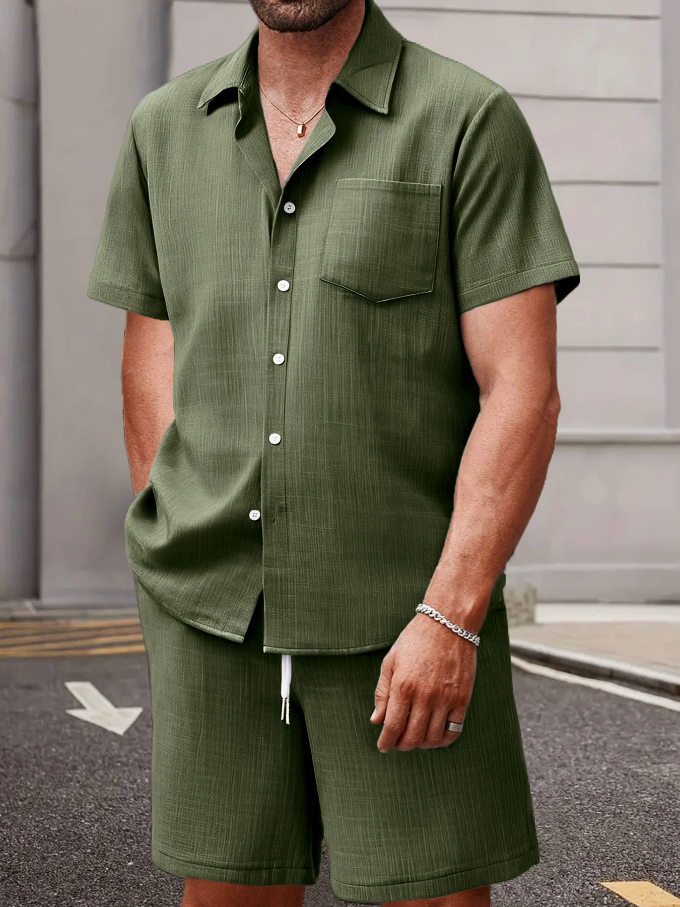 Conjunto de 2 piezas de camisa y pantalones cortos de manga corta de color liso para hombre, conjunto informal holgado y versátil para el verano