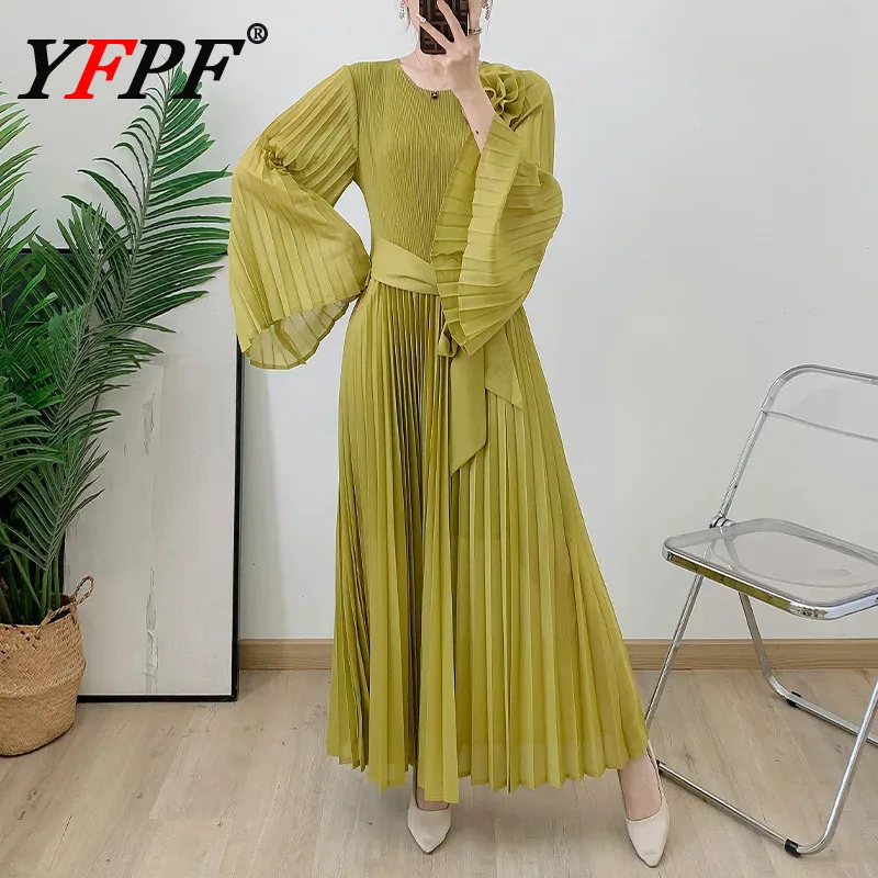 

YFPF элегантное женское модное плиссированное длинное платье Miyake с расклешенными рукавами и поясом, длинные платья со сборкой на талии, новинка 2025, одежда 3A131