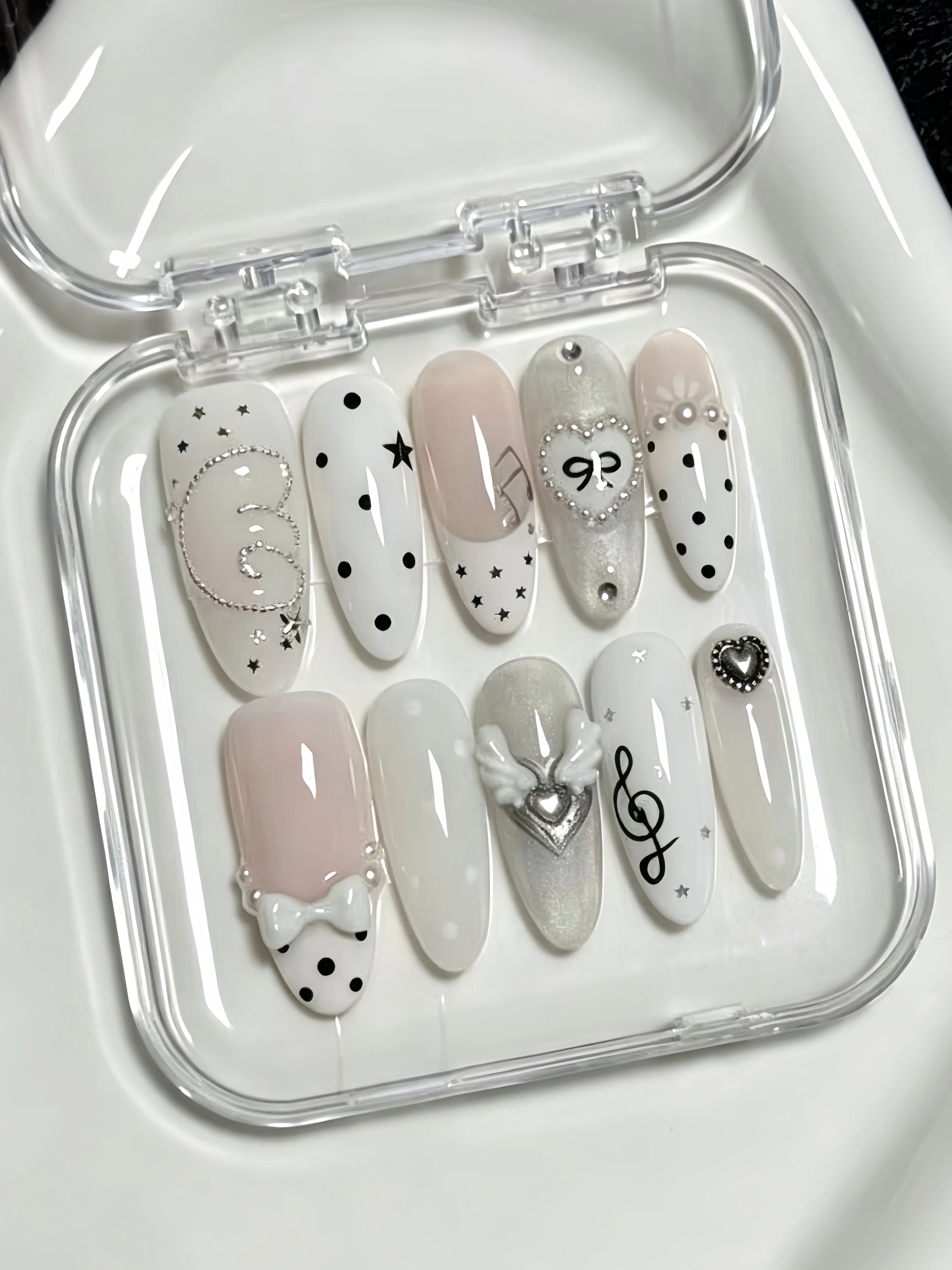 10-teiliges Set für lange Nägel im Wassertropfen-Design, Kombination aus Nude-Rosa und Milchweiß, Perlenschleife, Tupfen, Sterne, koreanische Ins-Style Press-On-Nägel, Herzflügel, silberne Verzierungen, süße Mädchen-Nagelkunst – Detail 1