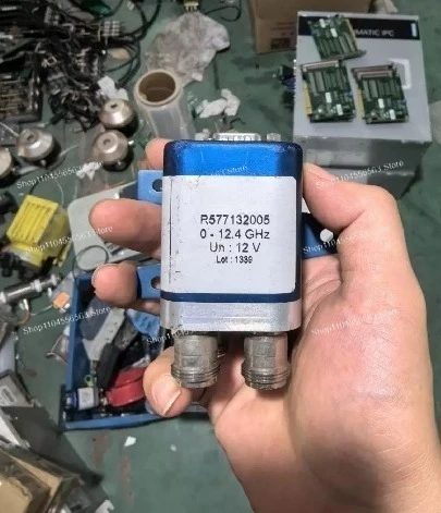 R577132005 HF-Mikrowellen-Koaxialschalter, 12V DC 12,4GHz N-Typ Schnittstelle für Signalführungsanwendungen