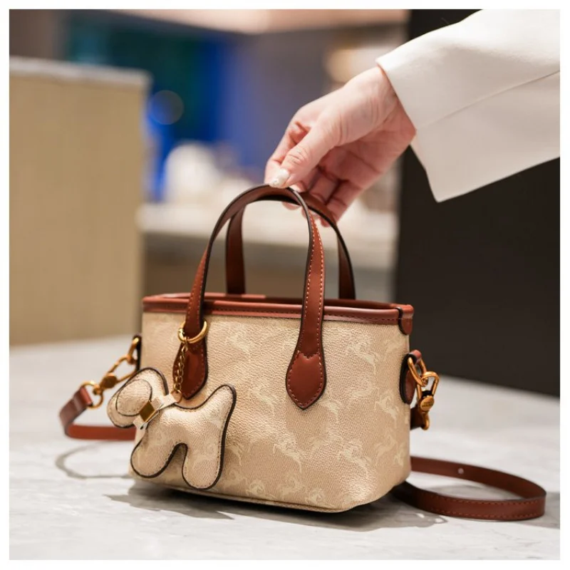 Bolsa tote feminina de camada superior feita de couro de vaca com moda malta vintage leve e macia estilo diário