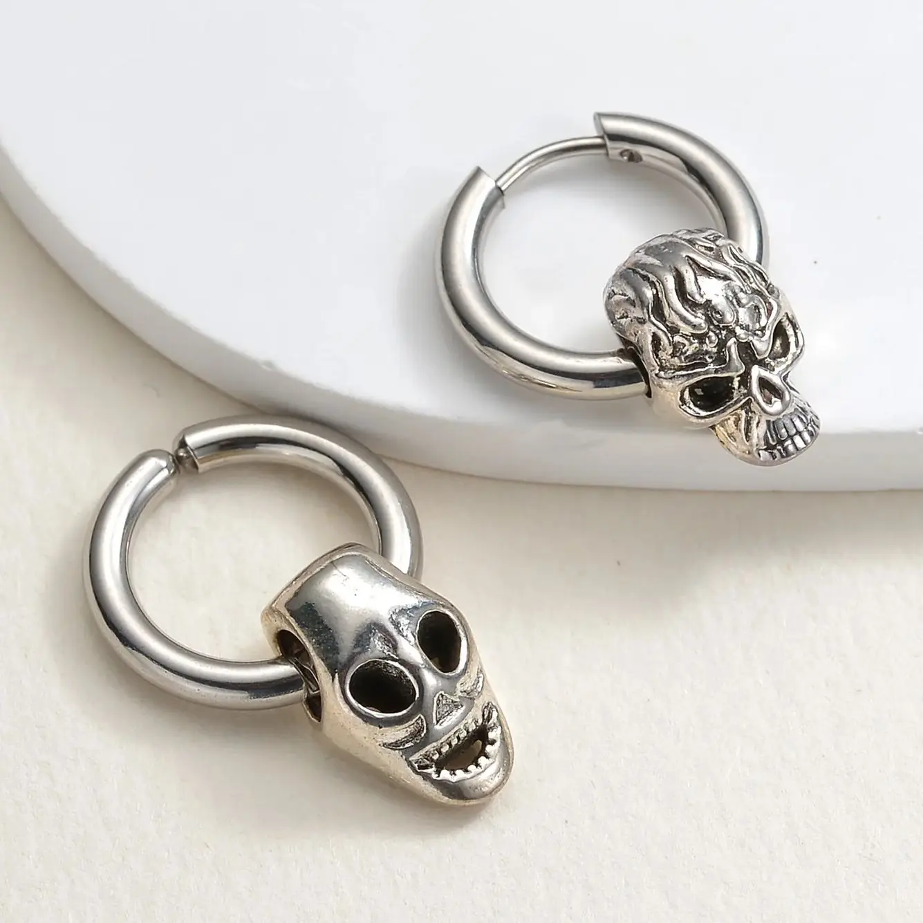 Pendientes Punk de calavera pirata para mujer, Hip Hop, esqueleto de fantasma plateado, pendiente de tuerca de acero inoxidable, regalo de joyería para oreja de Halloween para niña