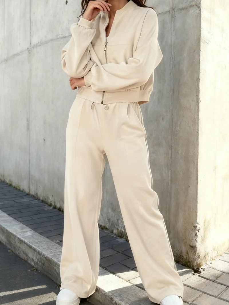 

Женский модный бежевый комплект из двух предметов, повседневная спортивная куртка на молнии в сочетании со стильными широкими брюками, мягкая ткань, свободный крой.