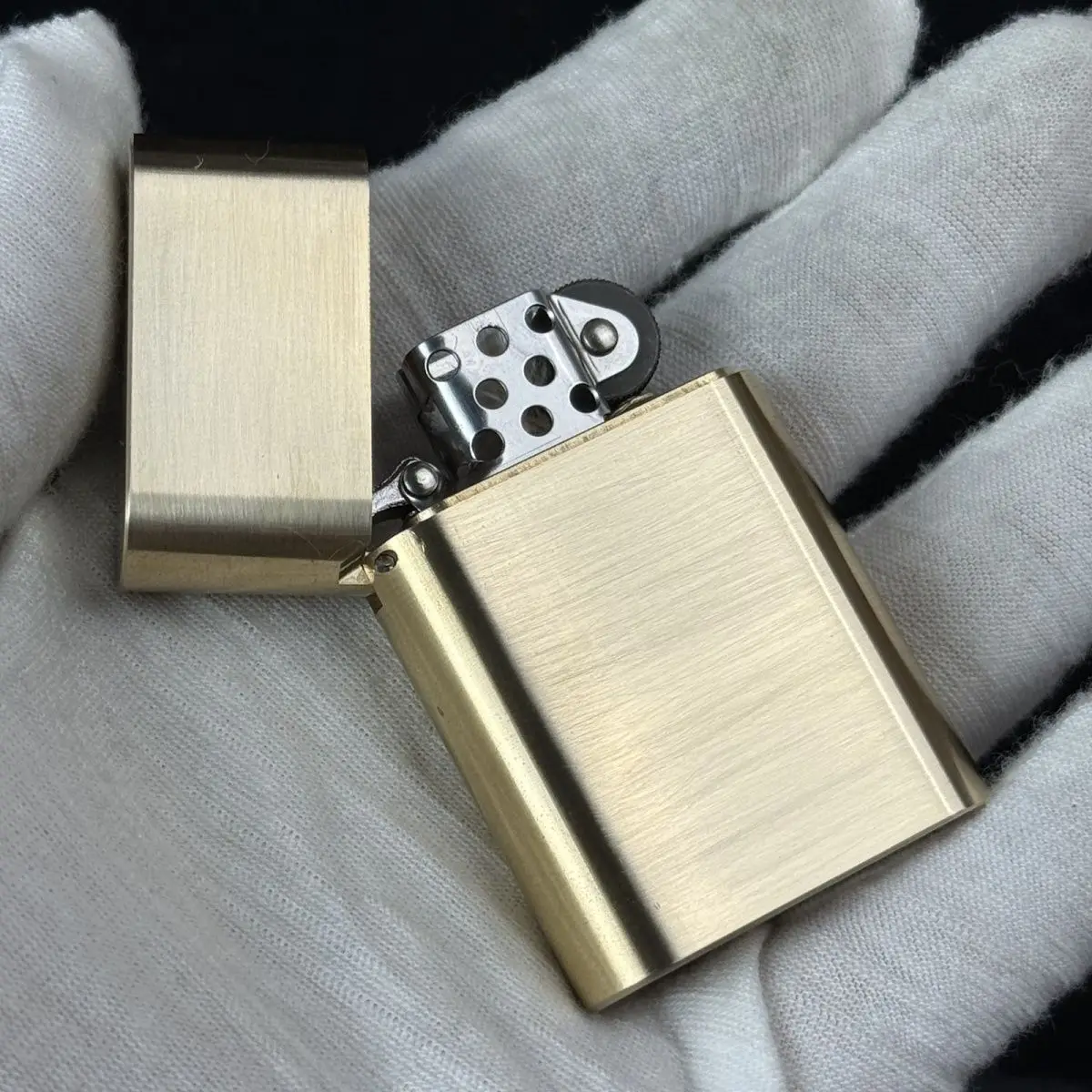 

Brass/Aluminum Narrow Slim Fuel Oil Lighter Shell Cnc Hollowed Out Grinding Wheel Vintage Creative Personality Handmade Lighter