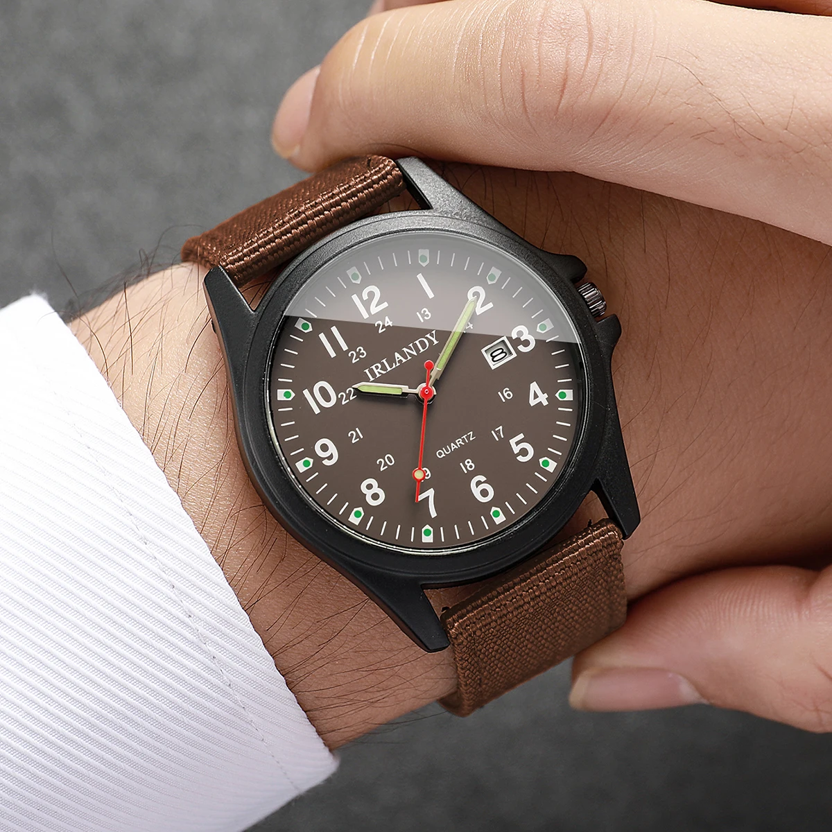 4 قطع ساعة كاجوال للرجال بحزام نايلون وحفلات رياضية أنيقة وعصرية بتقويم كوارتز (الصندوق غير متضمن)