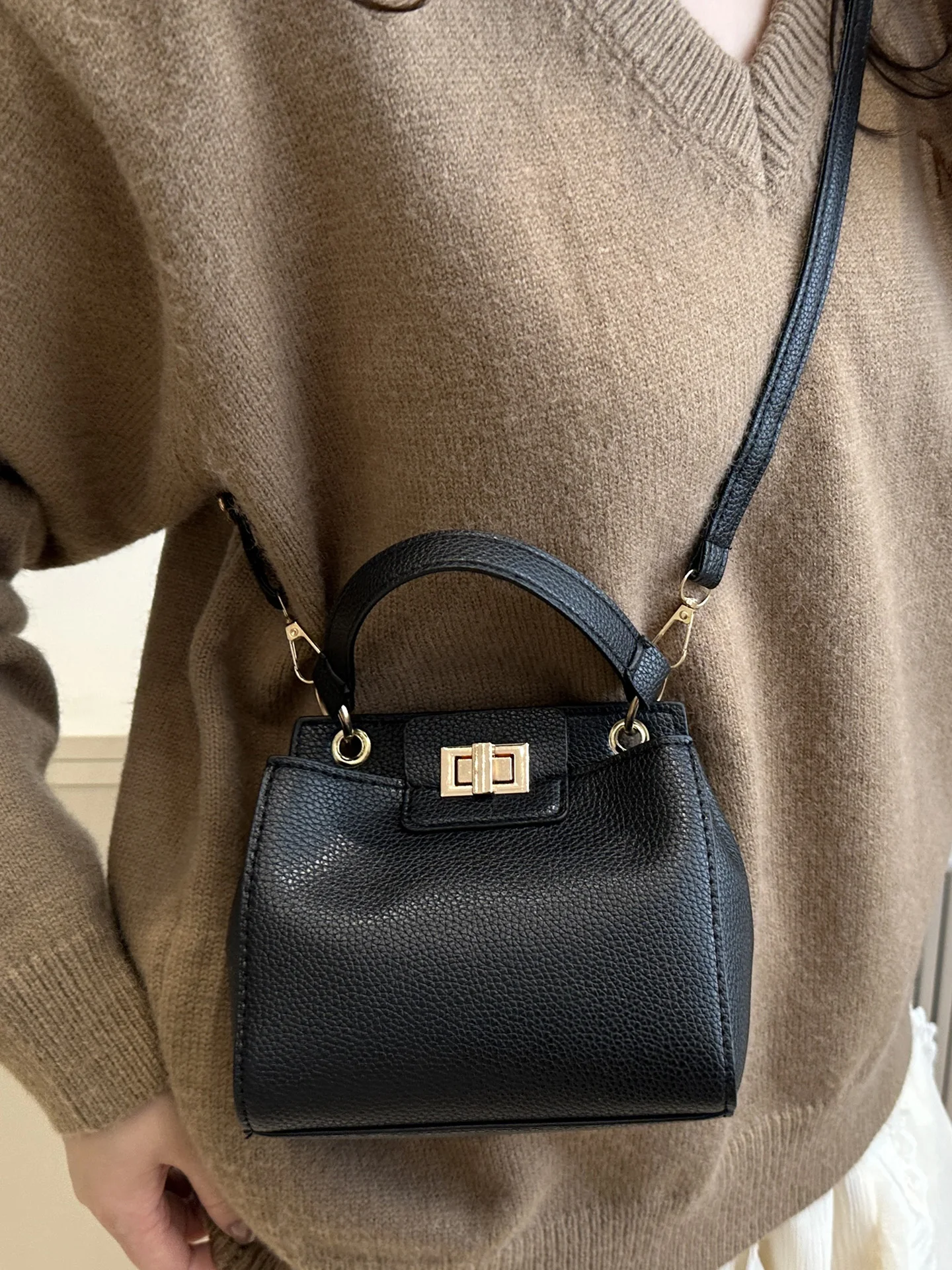 bolsa-de-ombro-casual-pequena-e-e-bolsa-transversal-novo-design-2025-couro-pu-io-formato-balde-cor-pura