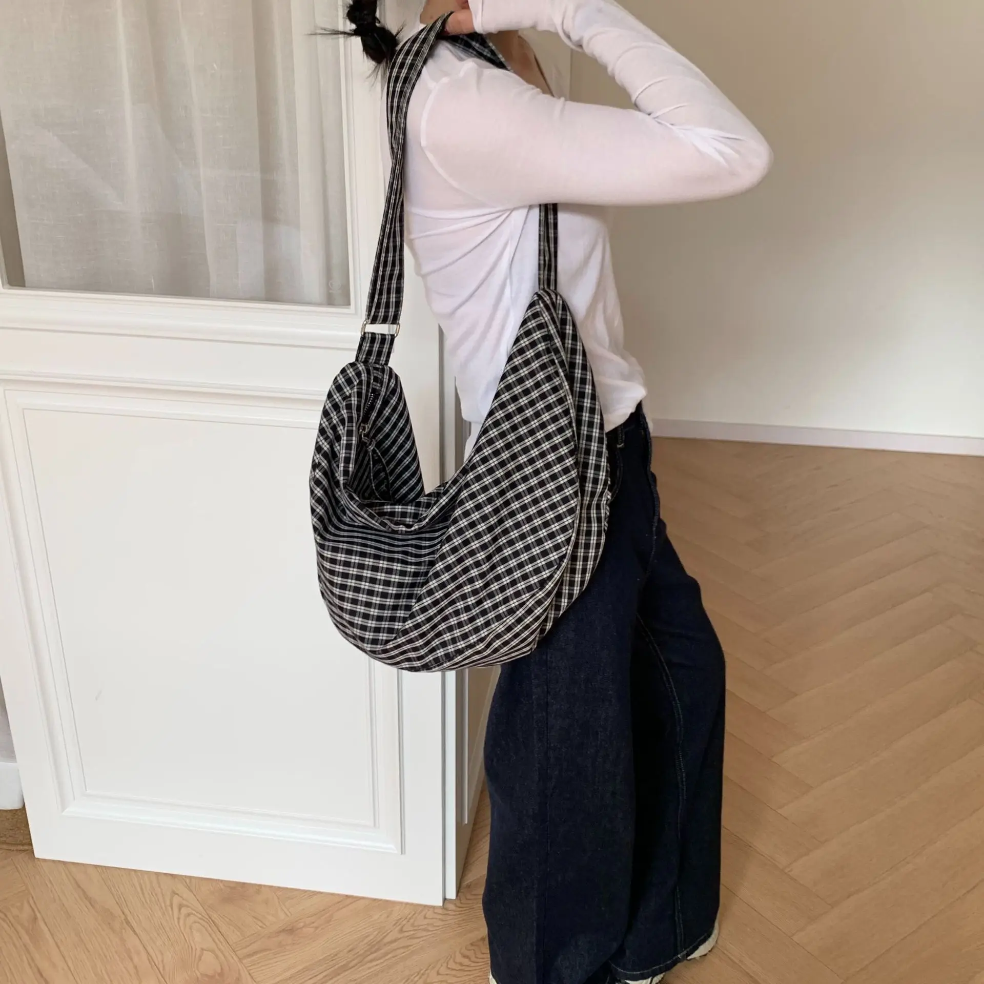 حقيبة كروس نسائية لعام 2026 متعددة الاستخدامات بكتف واحد متقلب من النايلون بتصميم عتيق للتنقل خفيفة الوزن وسعة كبيرة #4