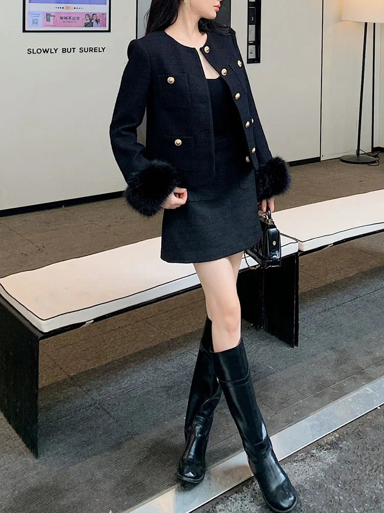This autumn and winter coat with fluffy cuffs, round neck and single-breasted buttons, exuding a ladylike charm for women
