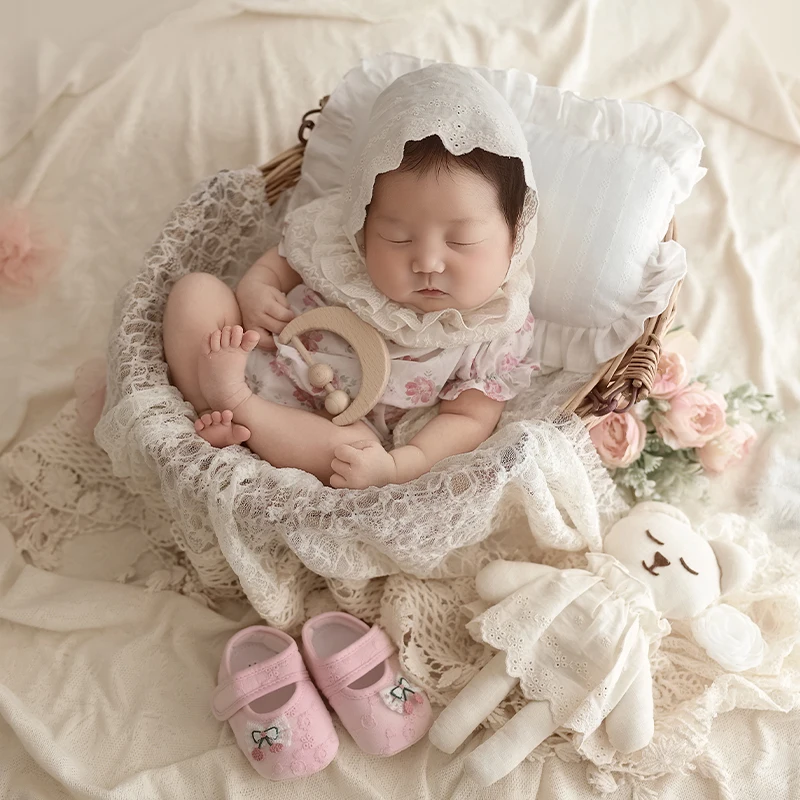 ヴィンテージ風の花柄ベビー服、新生児写真撮影用小道具、レースのフリル付きボンネット、花柄のロンパース、木製ガラガラ、ベビーシューズ、写真撮影用アクセサリー。