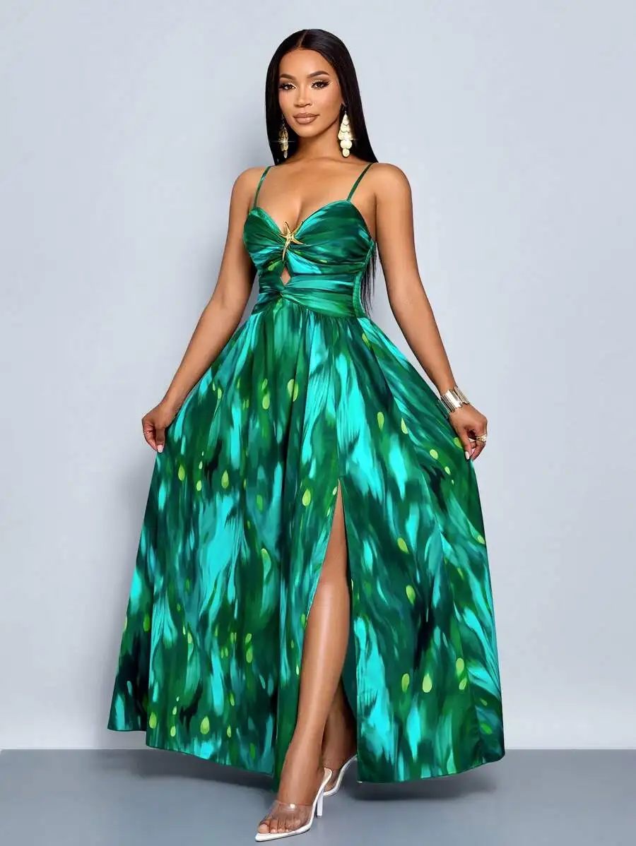 

Изумрудно-зеленое макси-платье с тропическим принтом, высоким разрезом и декором в виде морских звезд