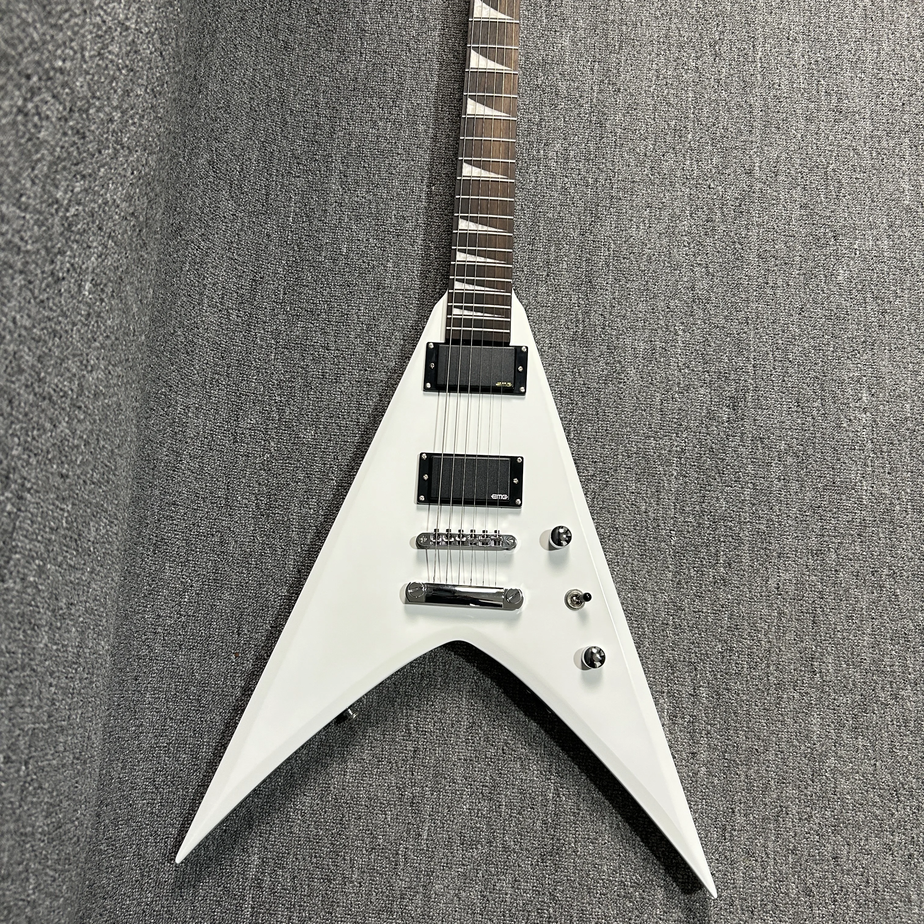 

Электрогитара Custom Flying V белого цвета, корпус из красного дерева, звукосниматели HH, хромированная фурнитура, тематический подарок, бесплатная доставка