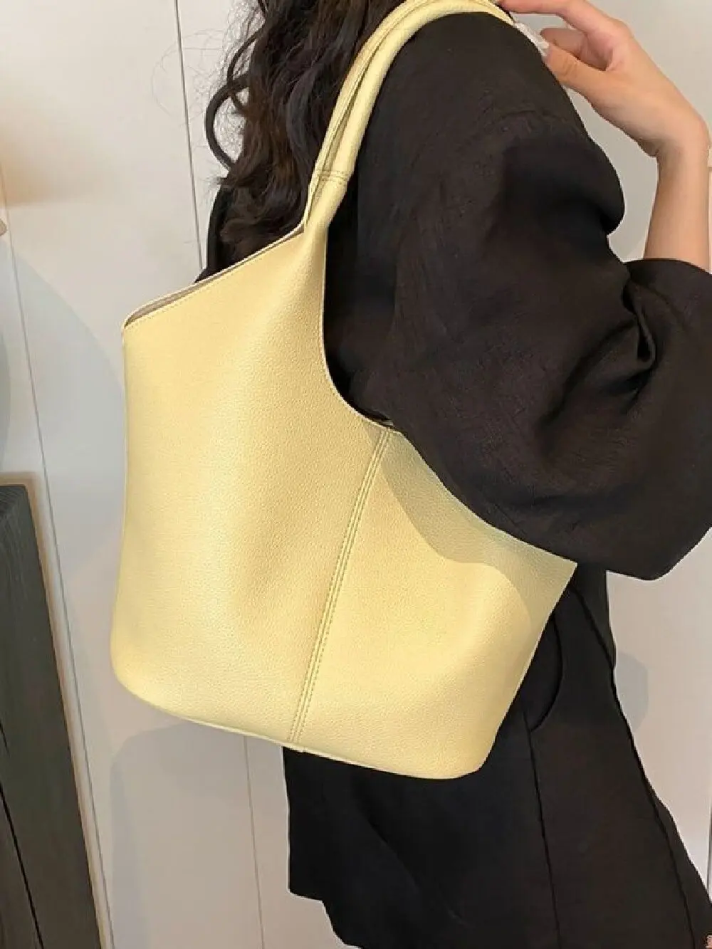 

Handheld Simple and Versatile Large Capacity Tote Bag for Women 2024 Summer Korean Edition Trendy Fashion Work Commuter Shoulder