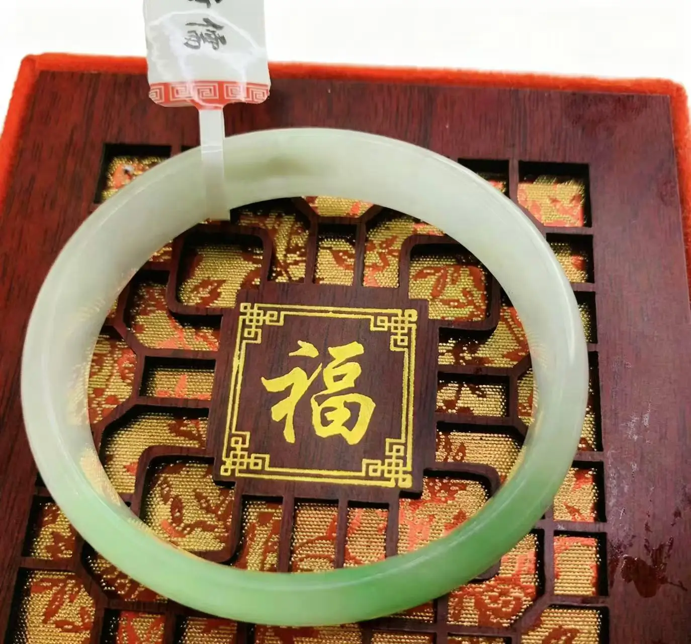 

Один на одной настоящей стрельбе овального браслета Noble Consort светло-зеленого цвета из нефрита диаметром 5,0 мм.