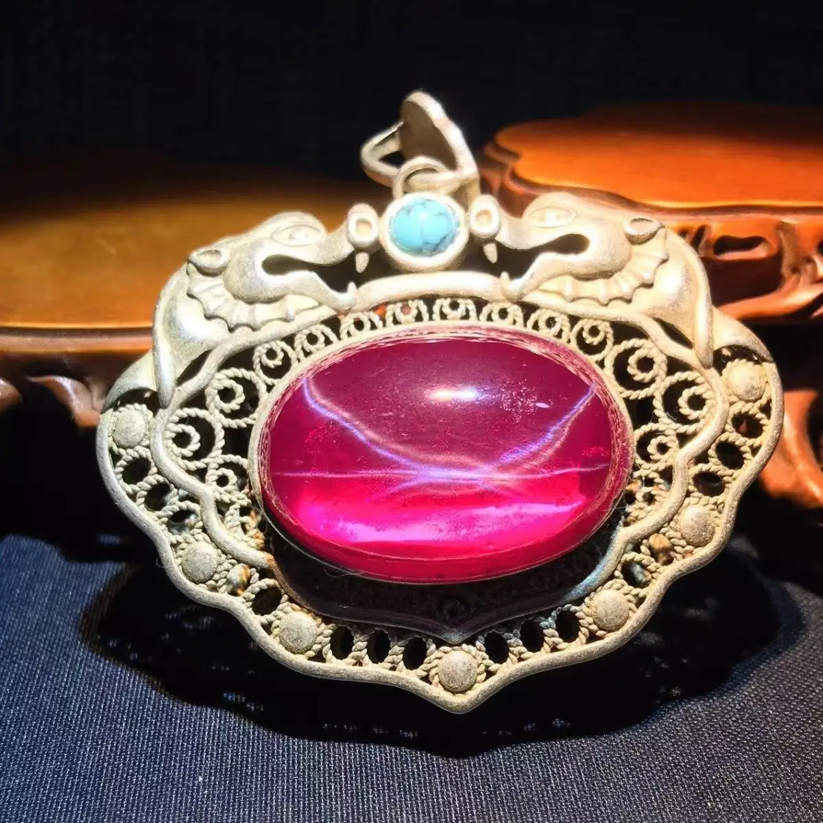 

Antique Collection Inlaid Silk Large Egg Surface Starlight Sapphire Gemstone Pendant Neck Accessories Collection